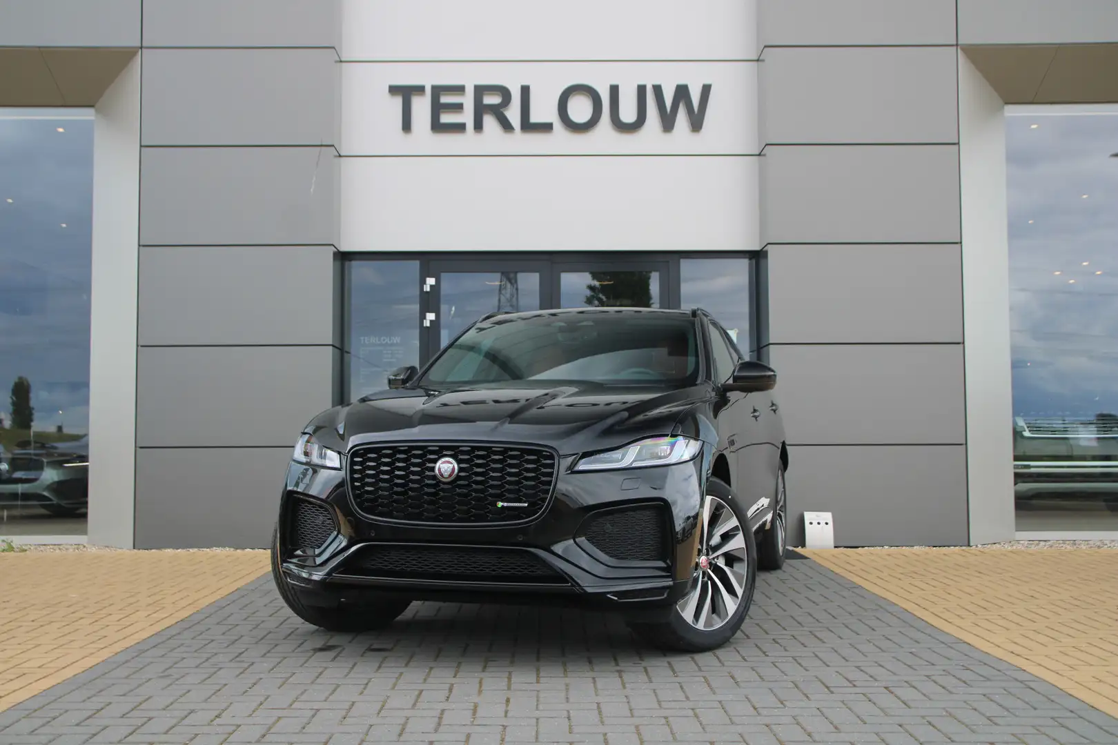 Jaguar F-Pace 2.0 P400e PHEV R-Dynamic HSE Zwart - 1
