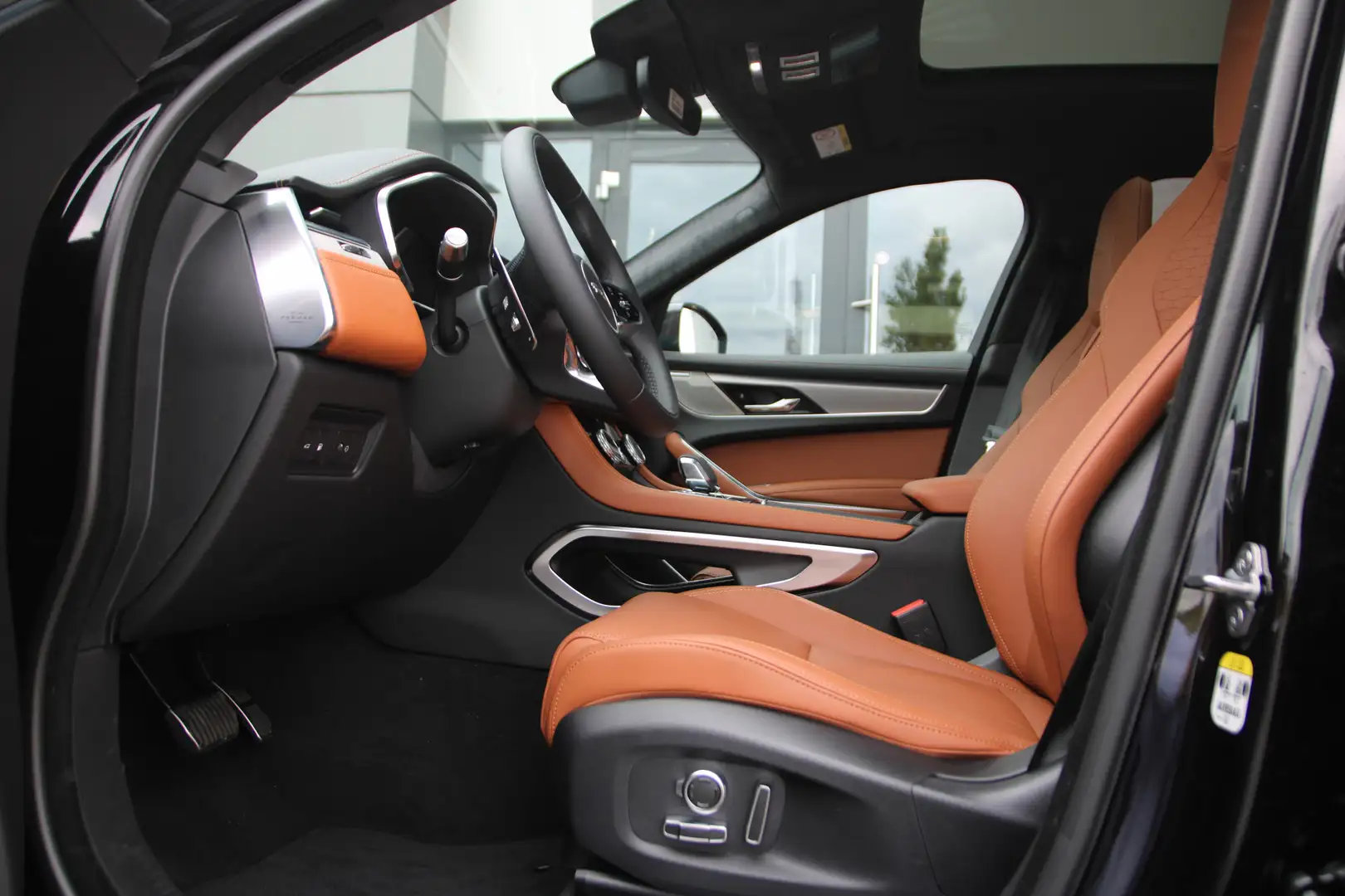 Jaguar F-Pace 2.0 P400e PHEV R-Dynamic HSE Zwart - 2