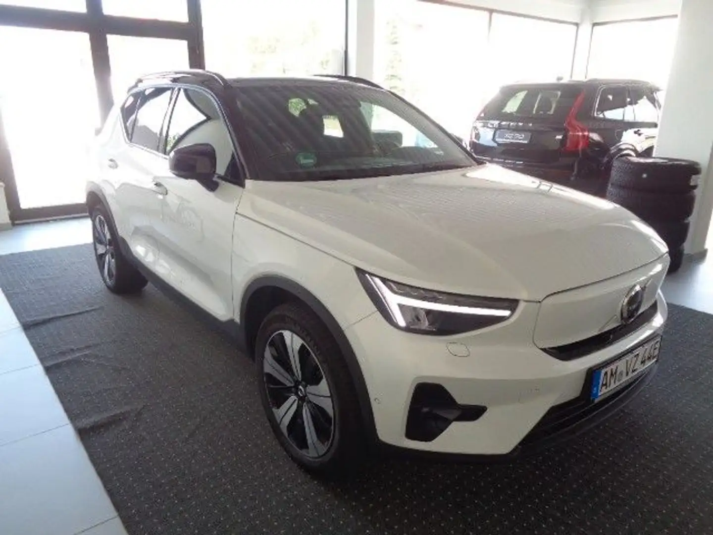 Volvo XC40 Ultimate Recharge Pure Electric AWD White - 2