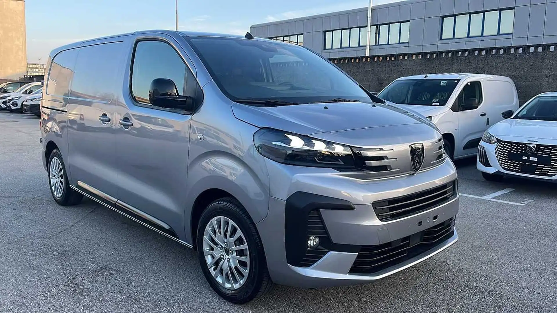 Peugeot Expert Nuovo Expert 2.0 BlueHDi 140cv EAT8 Standard Plateado - 2