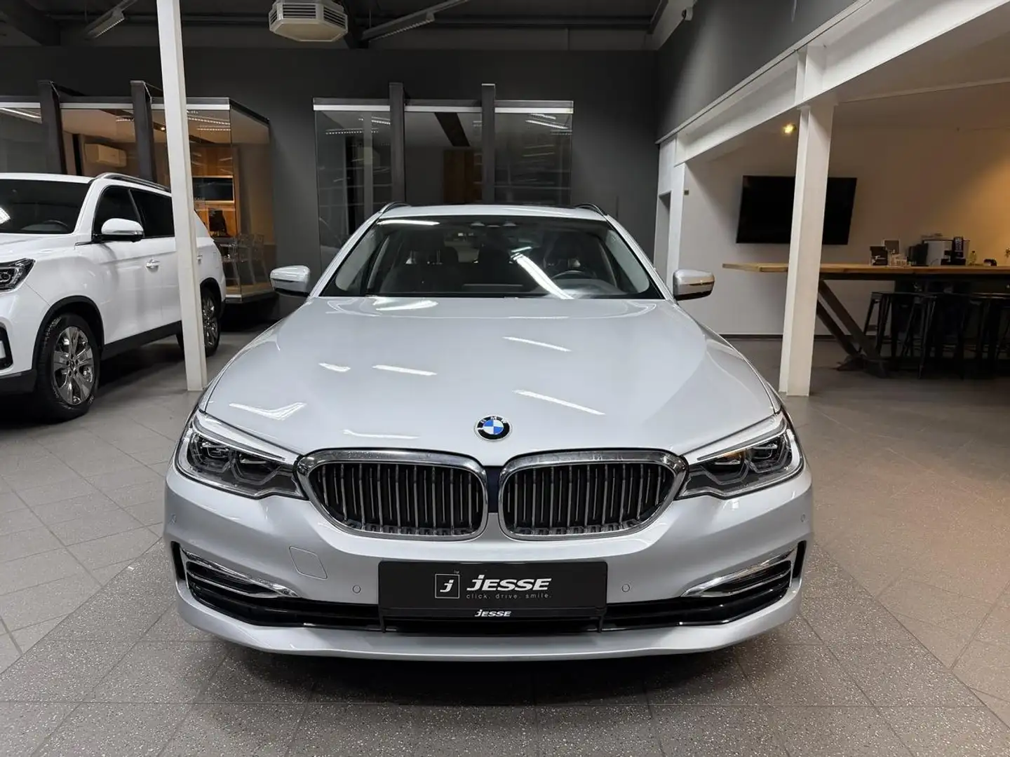 BMW 530 i xDrive Luxury Line LED Pano AHK HUD H&K Srebrny - 2