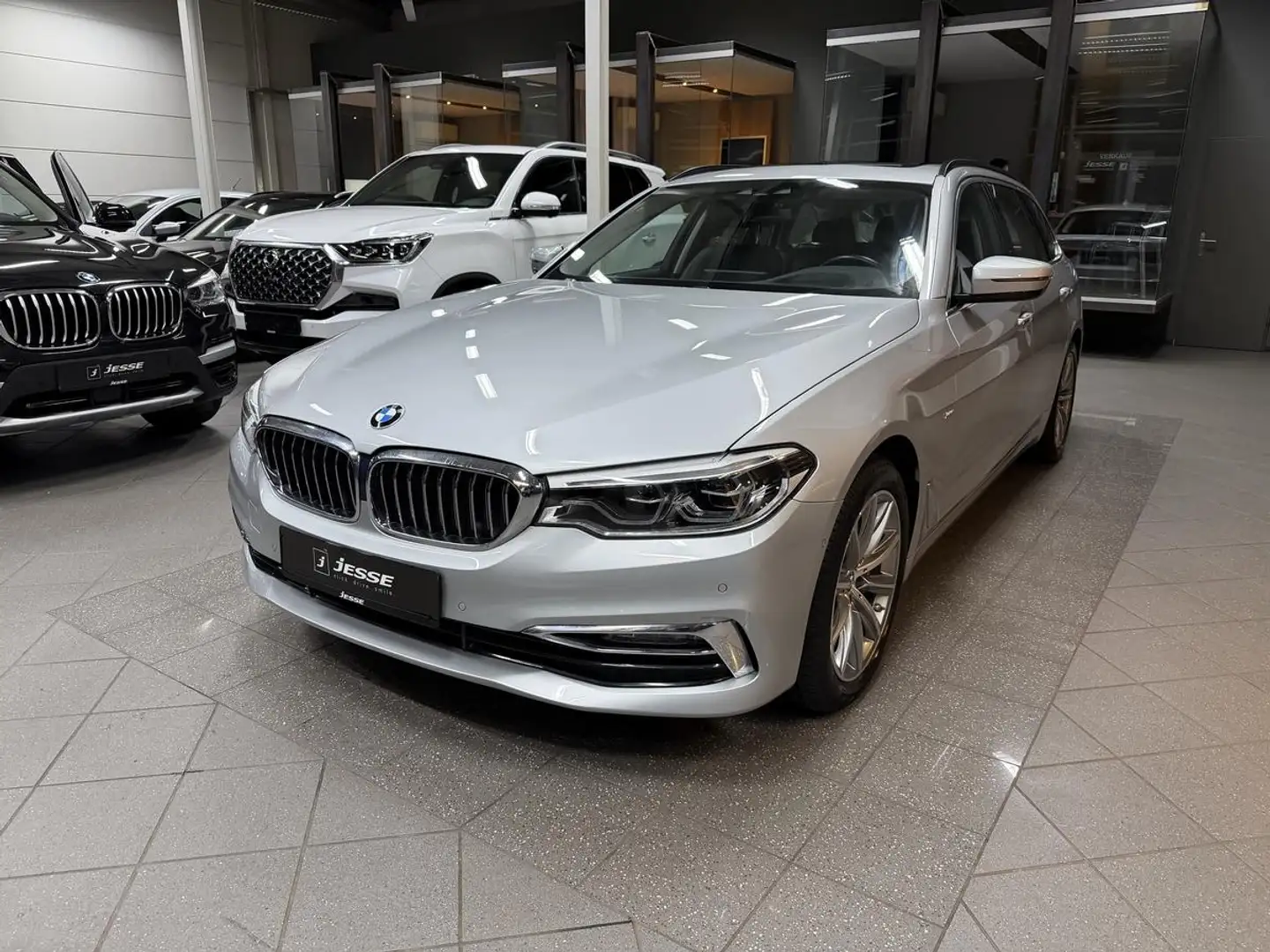 BMW 530 i xDrive Luxury Line LED Pano AHK HUD H&K Srebrny - 1