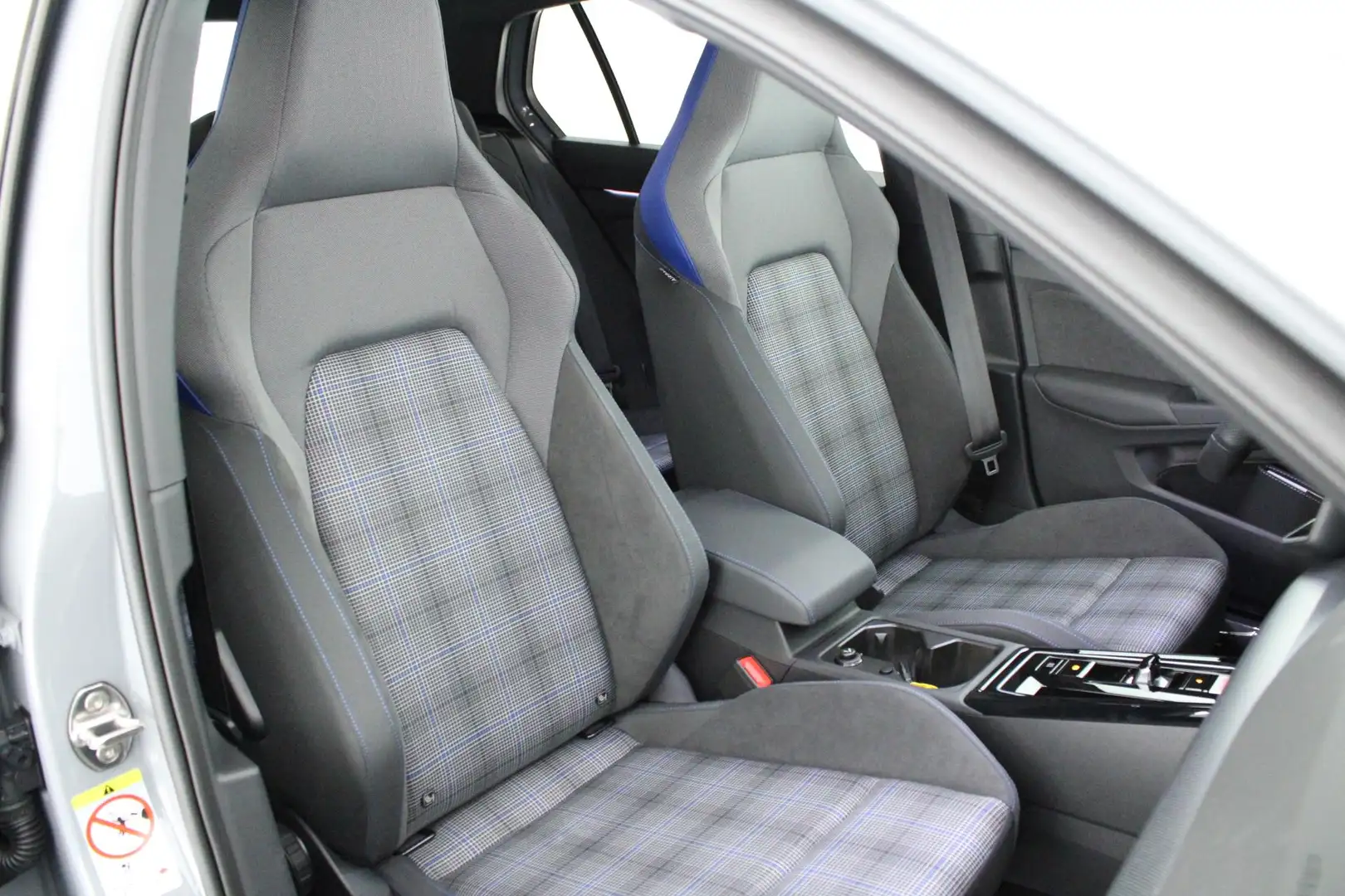 Volkswagen Golf GTE 1.5 272pk eHybrid Trekhaak 360Camera Head-Up Panor Grau - 2
