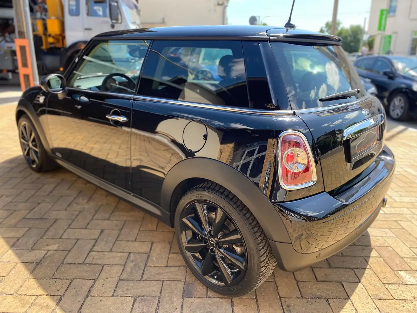 MINI One 1.6 Chili Edition BiXenon SHZ PDC Bluetooth Noir - 2