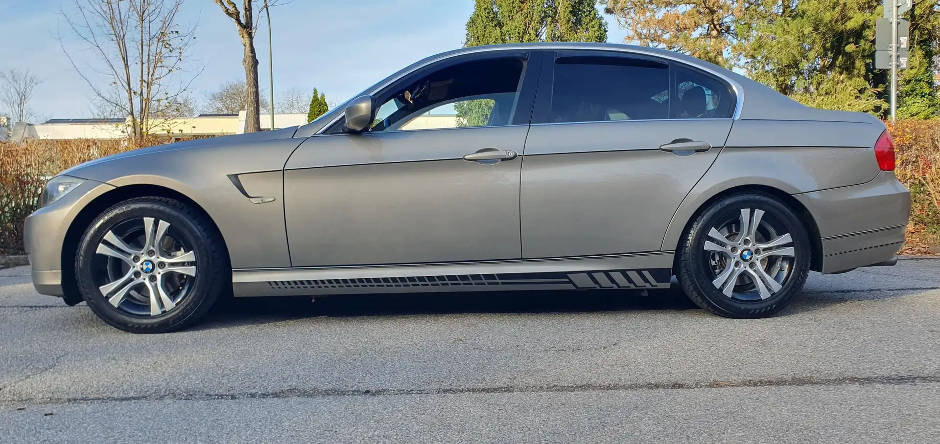 BMW 318 318i Edition Lifestyle Bronze - 2