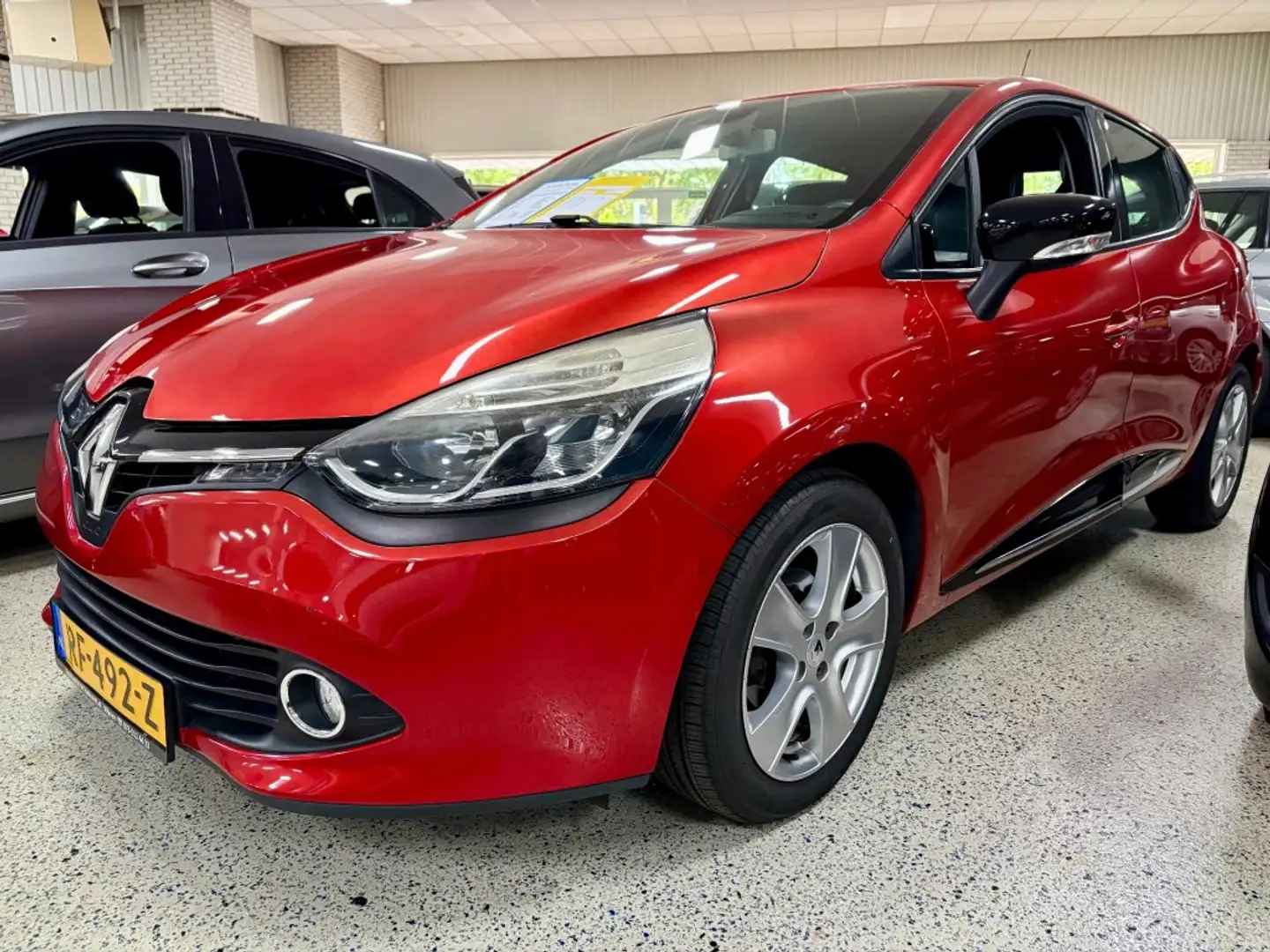 Renault Clio 1.2 16V Navigatie Airco Cruise BLUETOOTH KEYLESS G Rood - 1