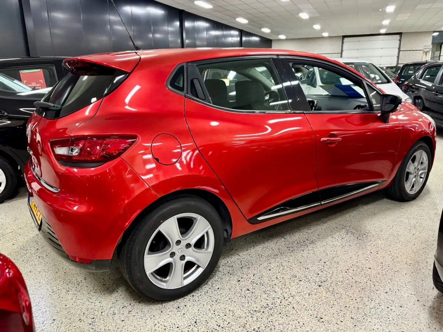 Renault Clio 1.2 16V Navigatie Airco Cruise BLUETOOTH KEYLESS G Rood - 2