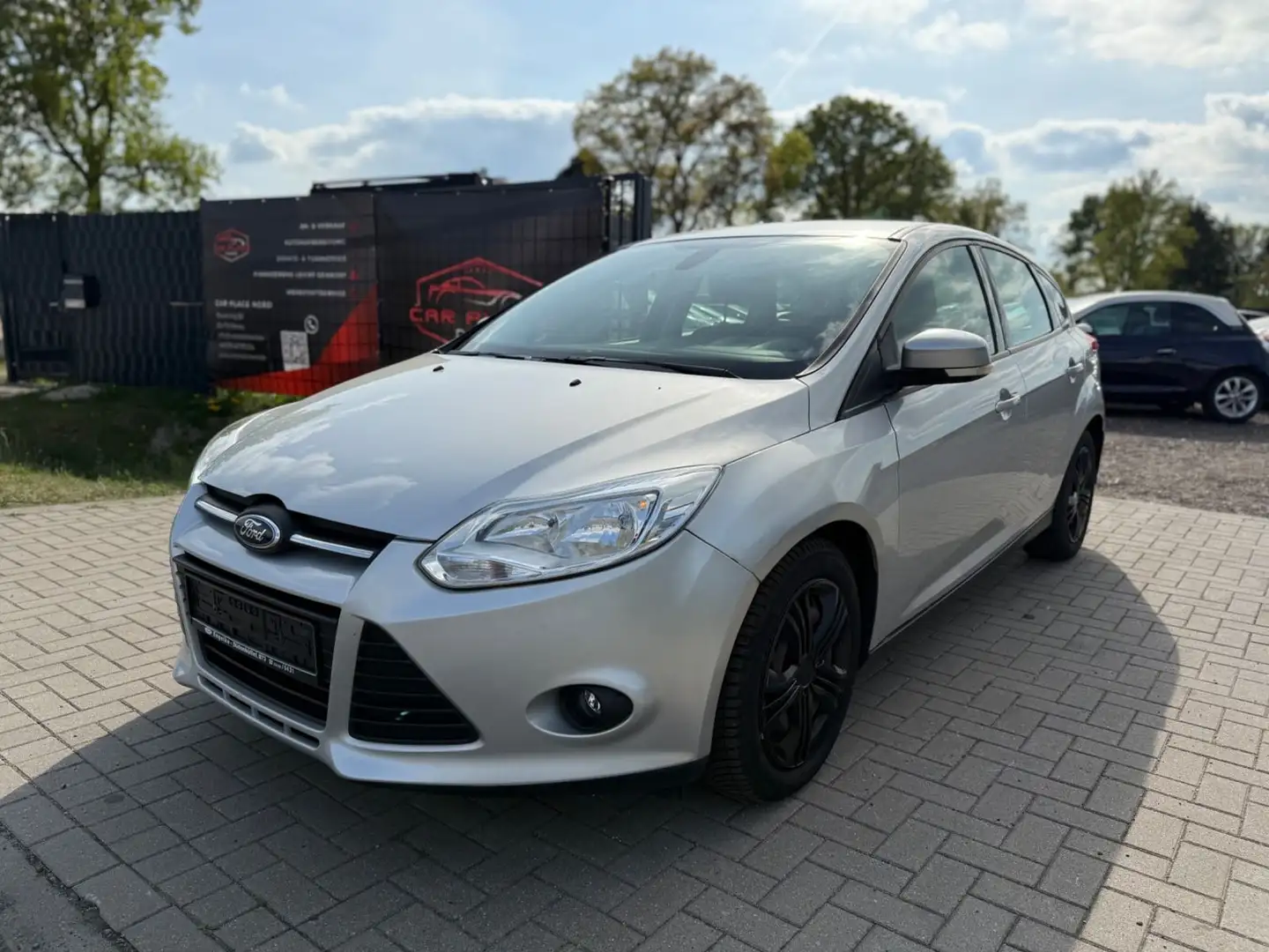 Ford Focus Lim. Trend AUTOMATIK/KLIMAANLAGE Plateado - 1