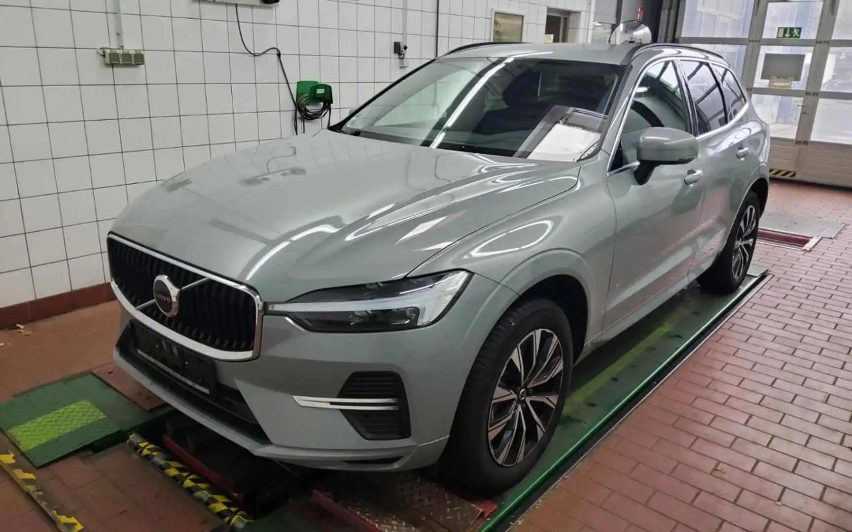 Volvo XC60 B4  CORE AHK+FAP+WINTERPAK+KAMERA+LM19+NAVI Grau - 2