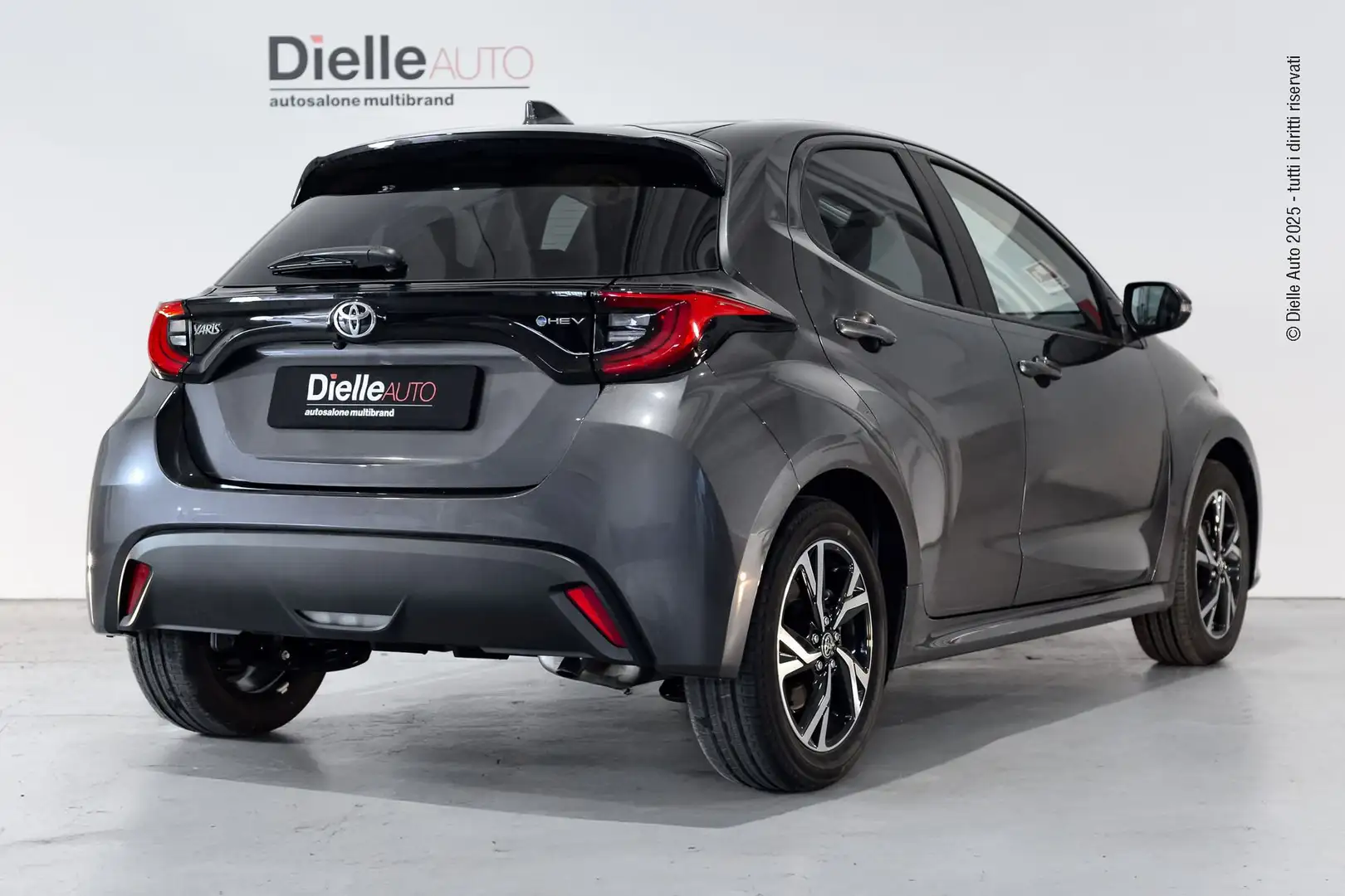 Toyota Yaris 1.5 Hybrid 5 porte Trend Grigio - 2