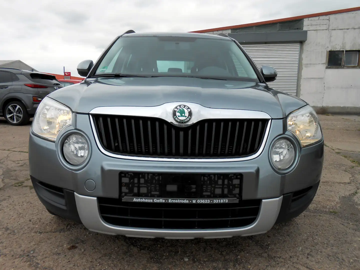 Skoda Yeti 1.8 TSI 4x4 Active Plus KLIMA NAVI AHK PDC Grau - 2