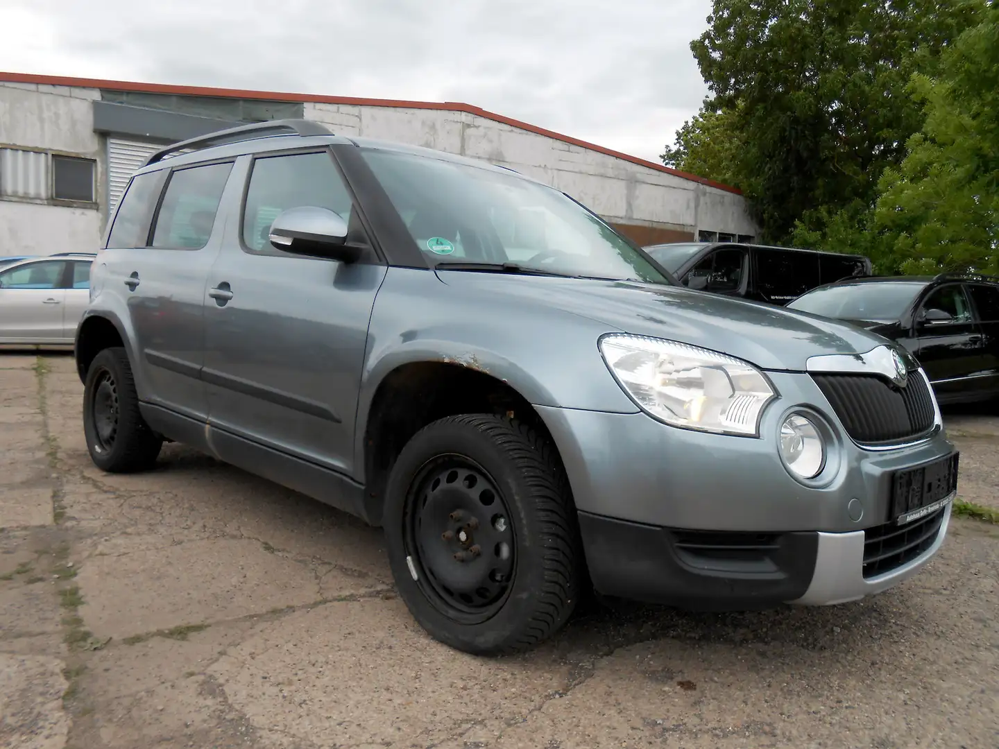 Skoda Yeti 1.8 TSI 4x4 Active Plus KLIMA NAVI AHK PDC Grau - 1