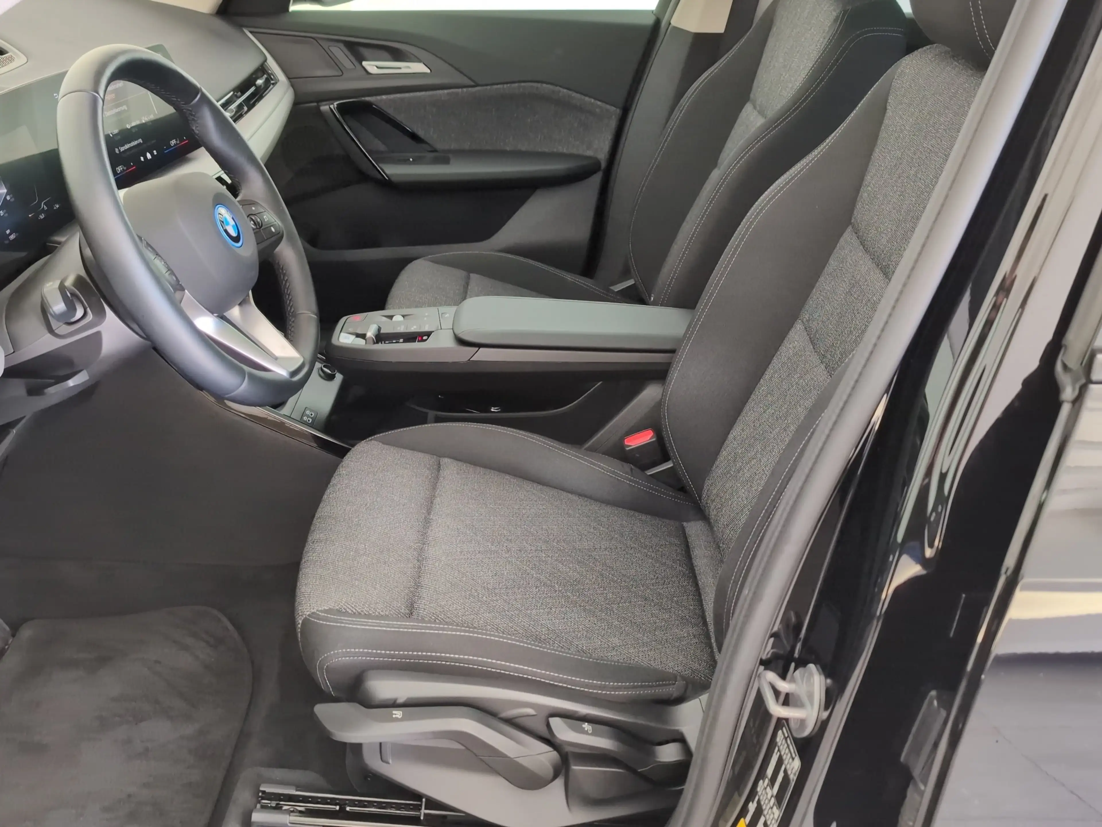 BMW iX1 eDrive20 Navi/LED/AHK/RFK/Pano/ACC/DAB — photo 4