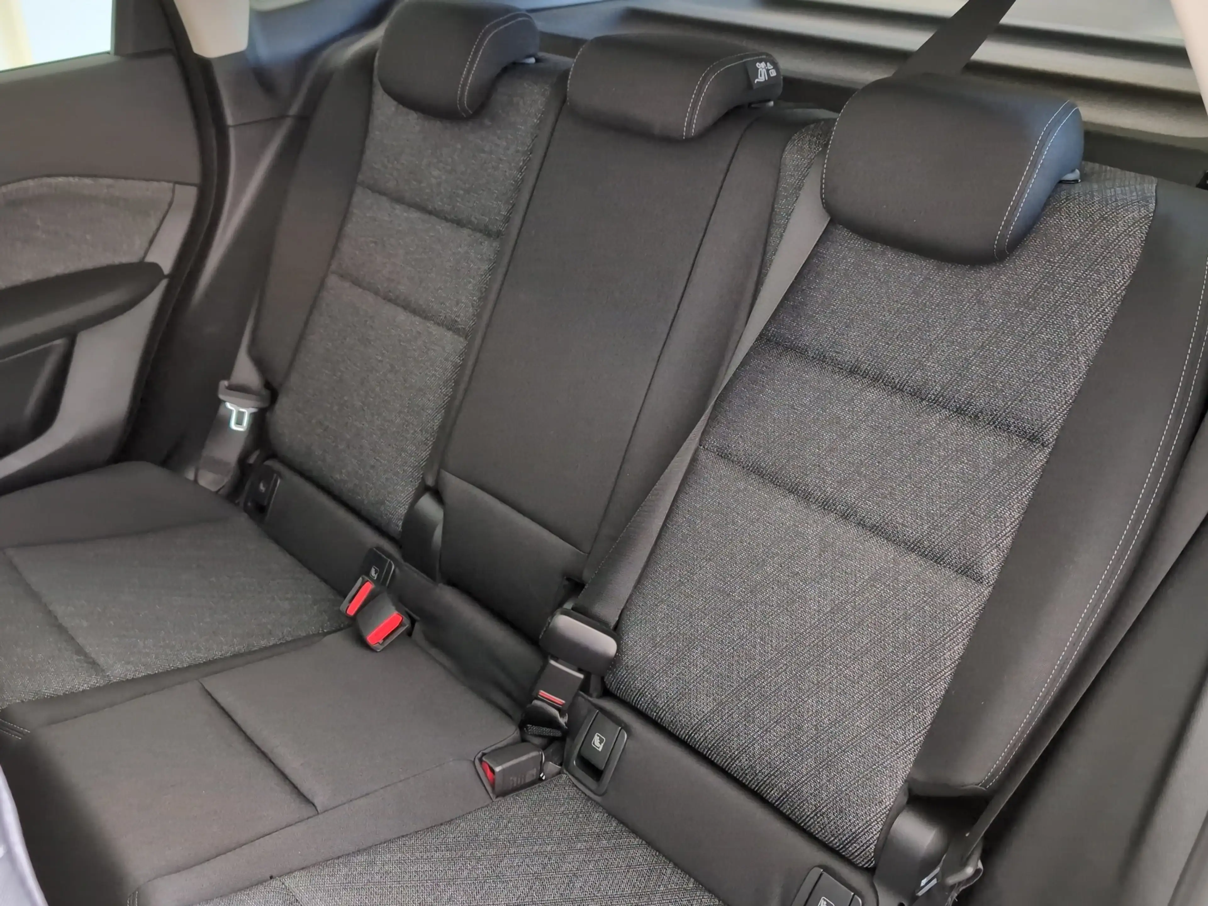 BMW iX1 eDrive20 Navi/LED/AHK/RFK/Pano/ACC/DAB — photo 5