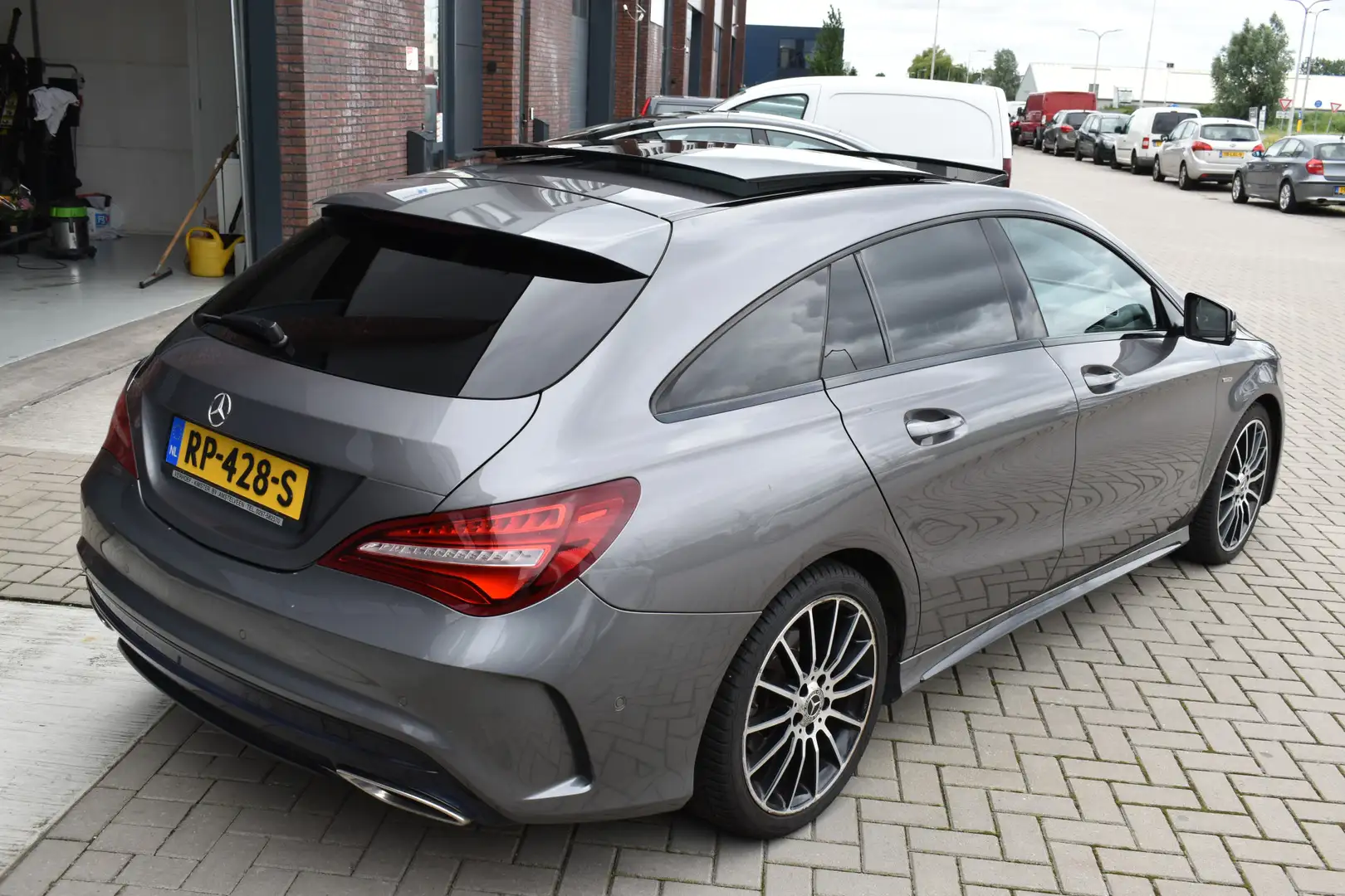 Mercedes-Benz CLA 200 Shooting Brake White-Art Edition AMG d Grijs - 2