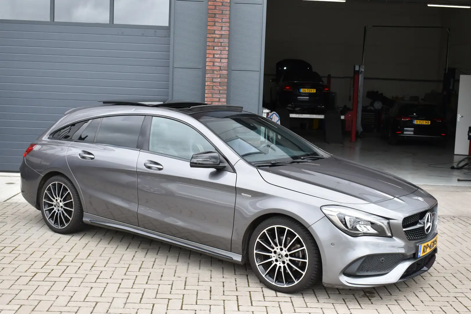 Mercedes-Benz CLA 200 Shooting Brake White-Art Edition AMG d Grijs - 1