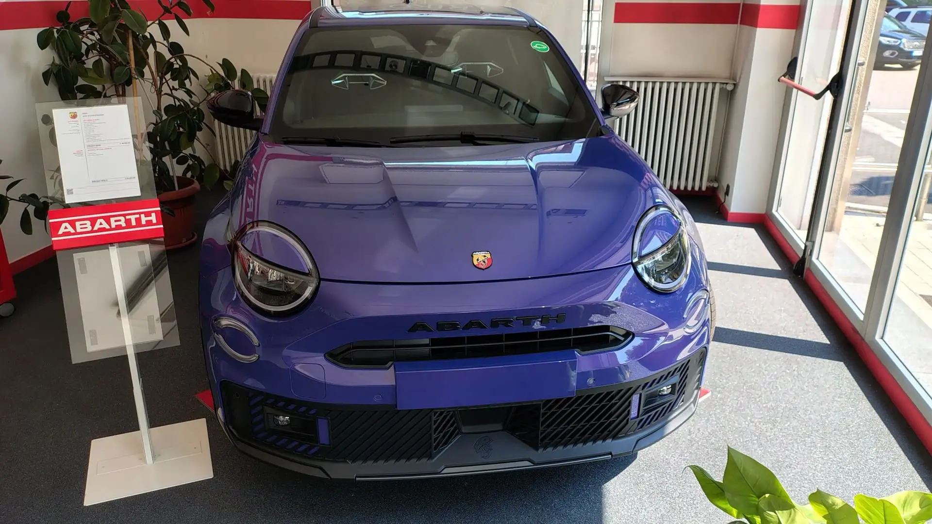 Abarth 600e Scorpionissima Violett - 2