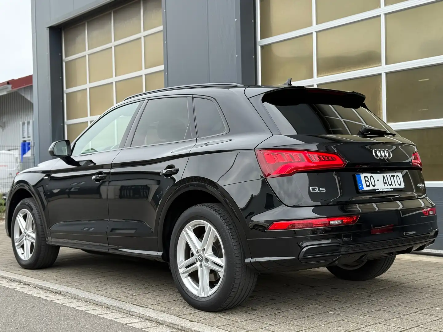 Audi Q5 40 TDI 3x S-LINE PANO AHK Virtual Keyless Leder 19 Schwarz - 2