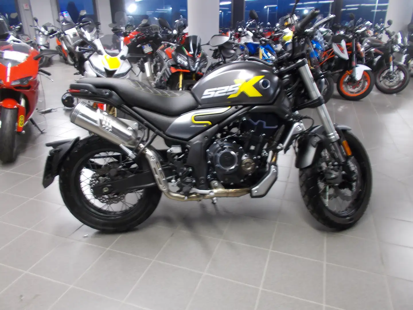 Voge Trofeo 525ACX Scrambler Grigio - 2