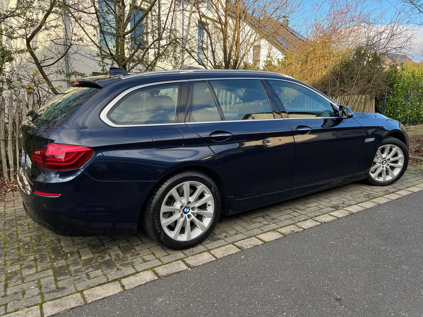 BMW 530 530d Touring Aut. Modern Line Blau - 2