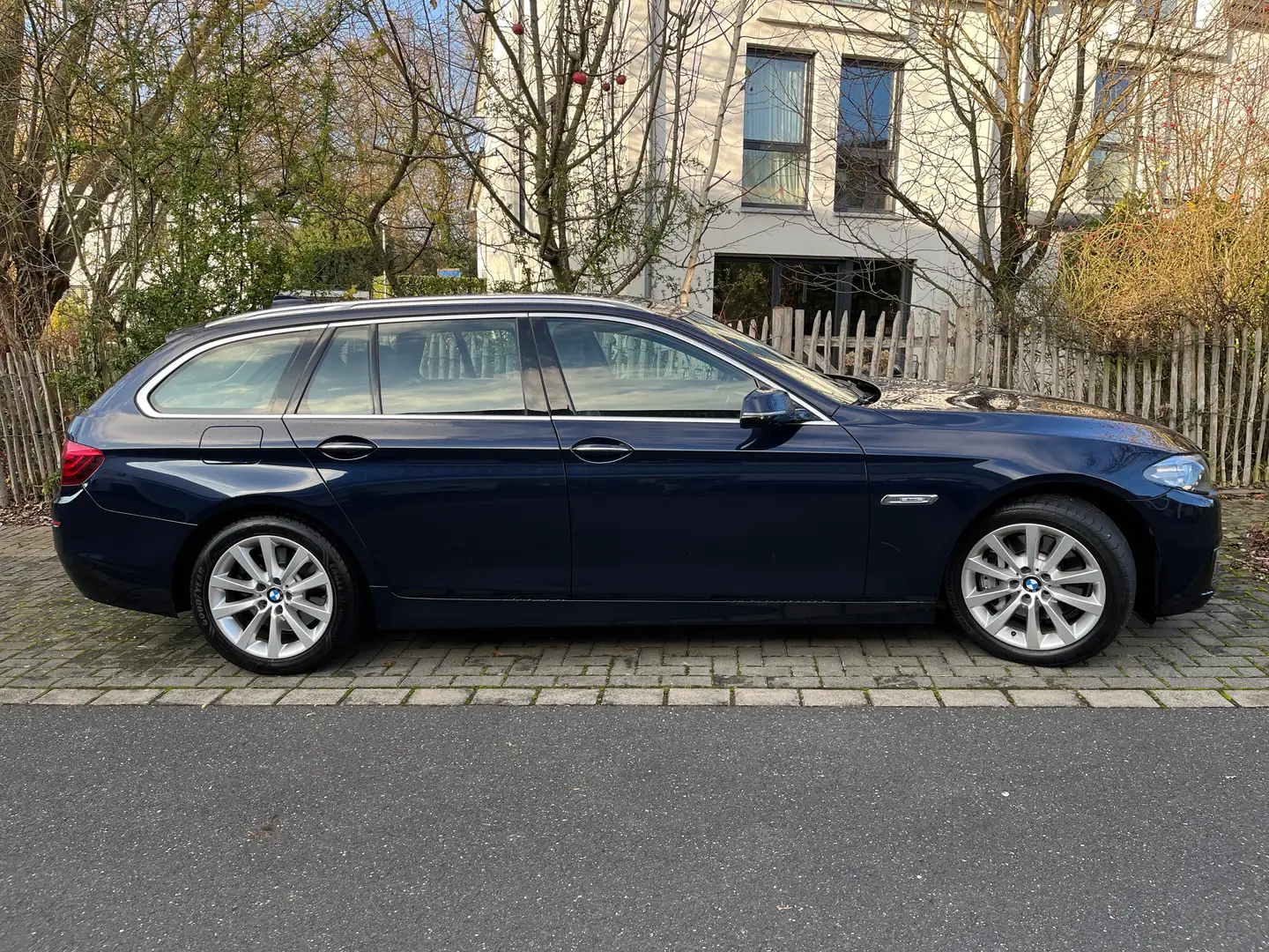 BMW 530 530d Touring Aut. Modern Line Blau - 1