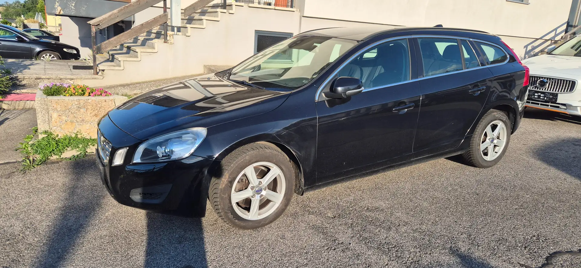 Volvo V60 Momentum Schwarz - 1