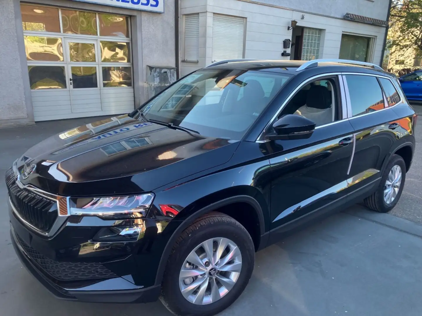 Skoda Karoq 1,5TSI Selection DSG GV5 Ladeboden 16 Zoll Schwarz - 1