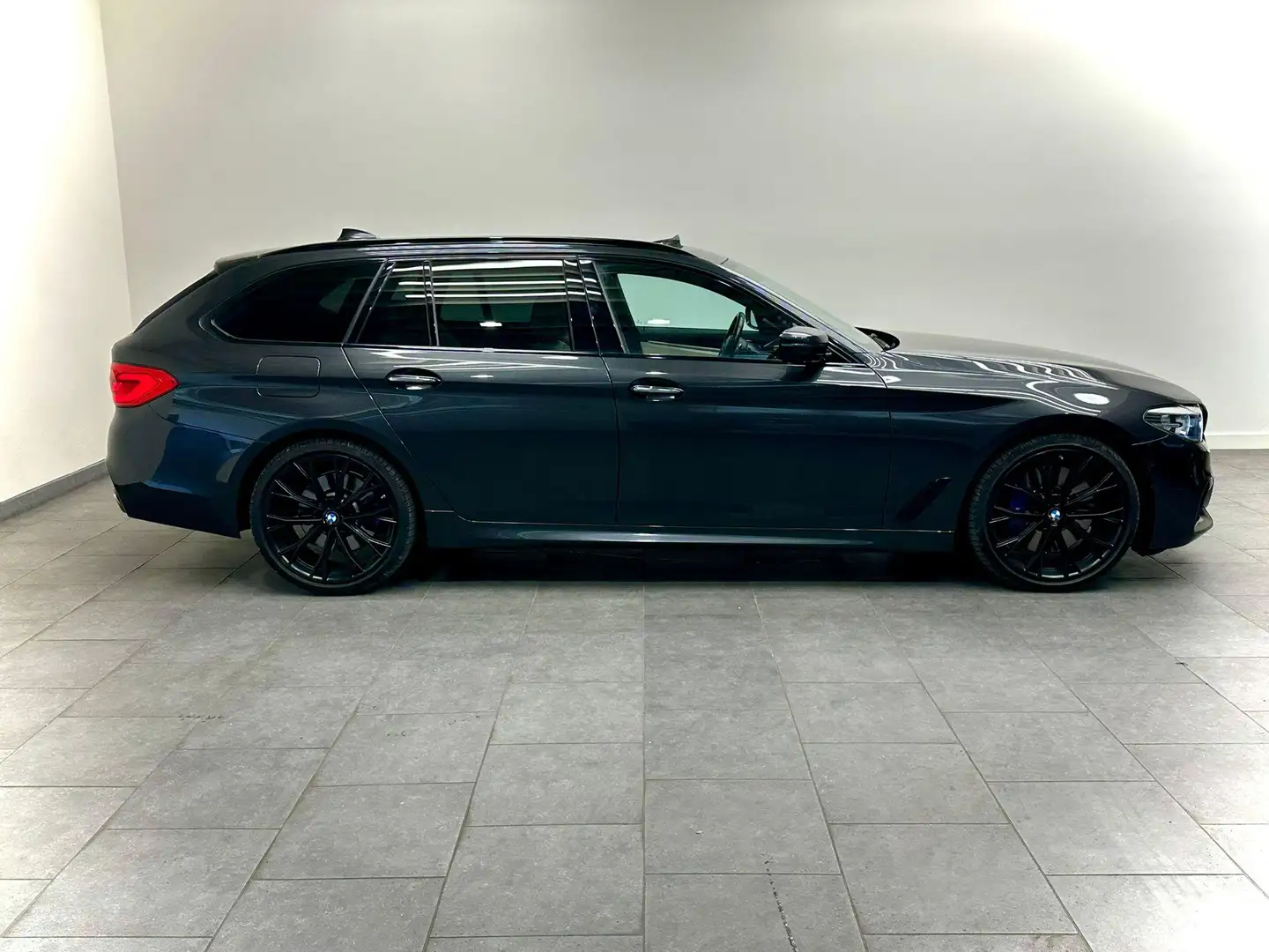 BMW 540 5-serie Touring 540i xDrive High Exe. M-Sport Grijs - 2