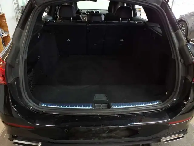 Mercedes-Benz C-Class view 8