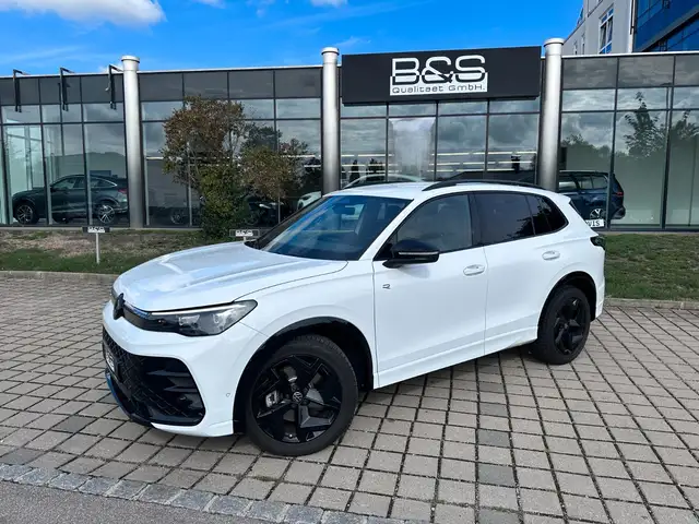 Volkswagen Tiguan view 4