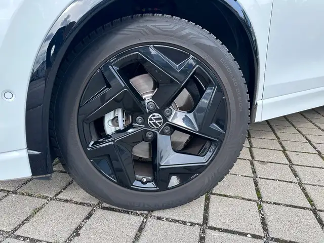 Volkswagen Tiguan view 3