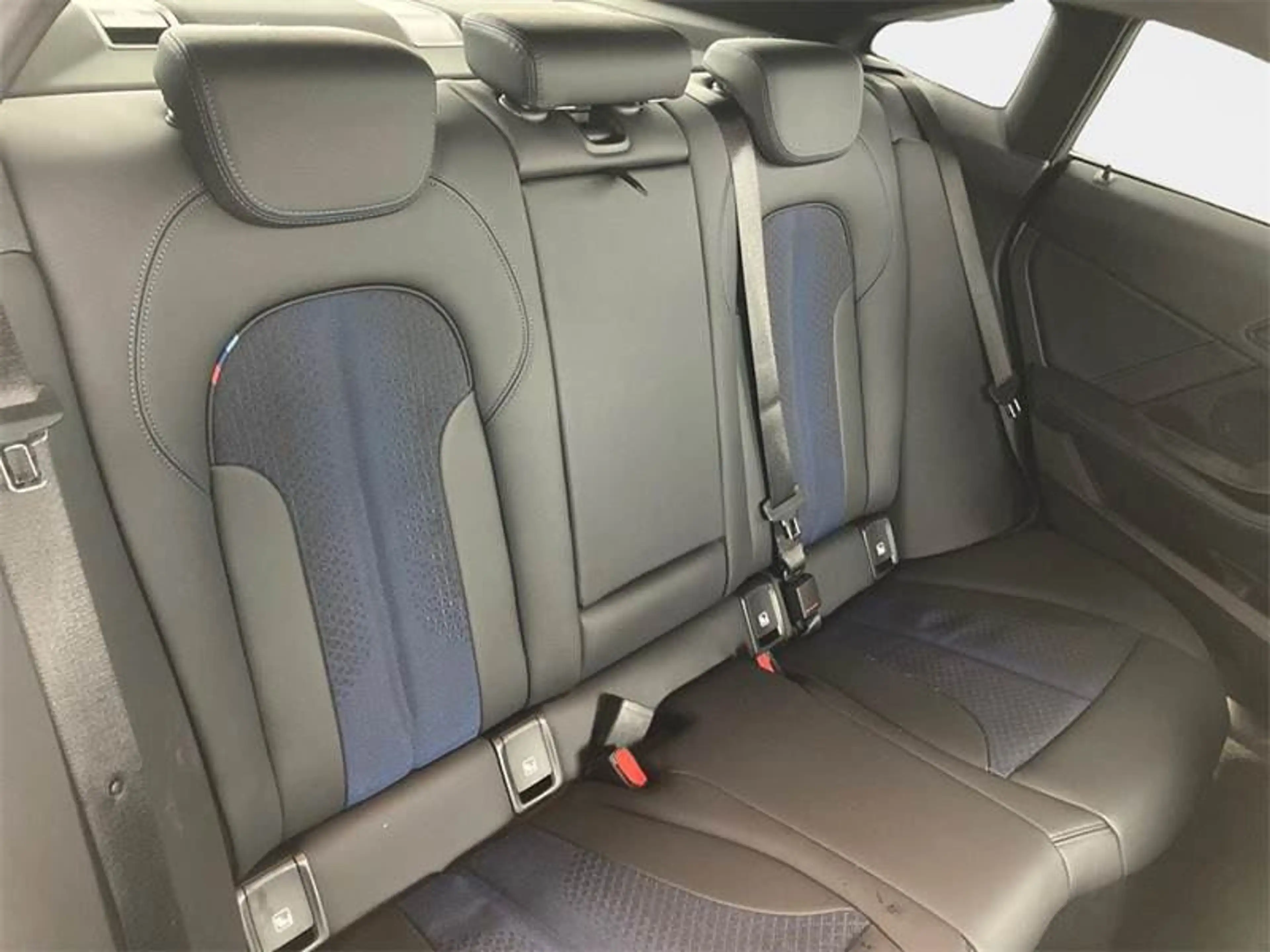 BMW 218 M Sport — photo 4