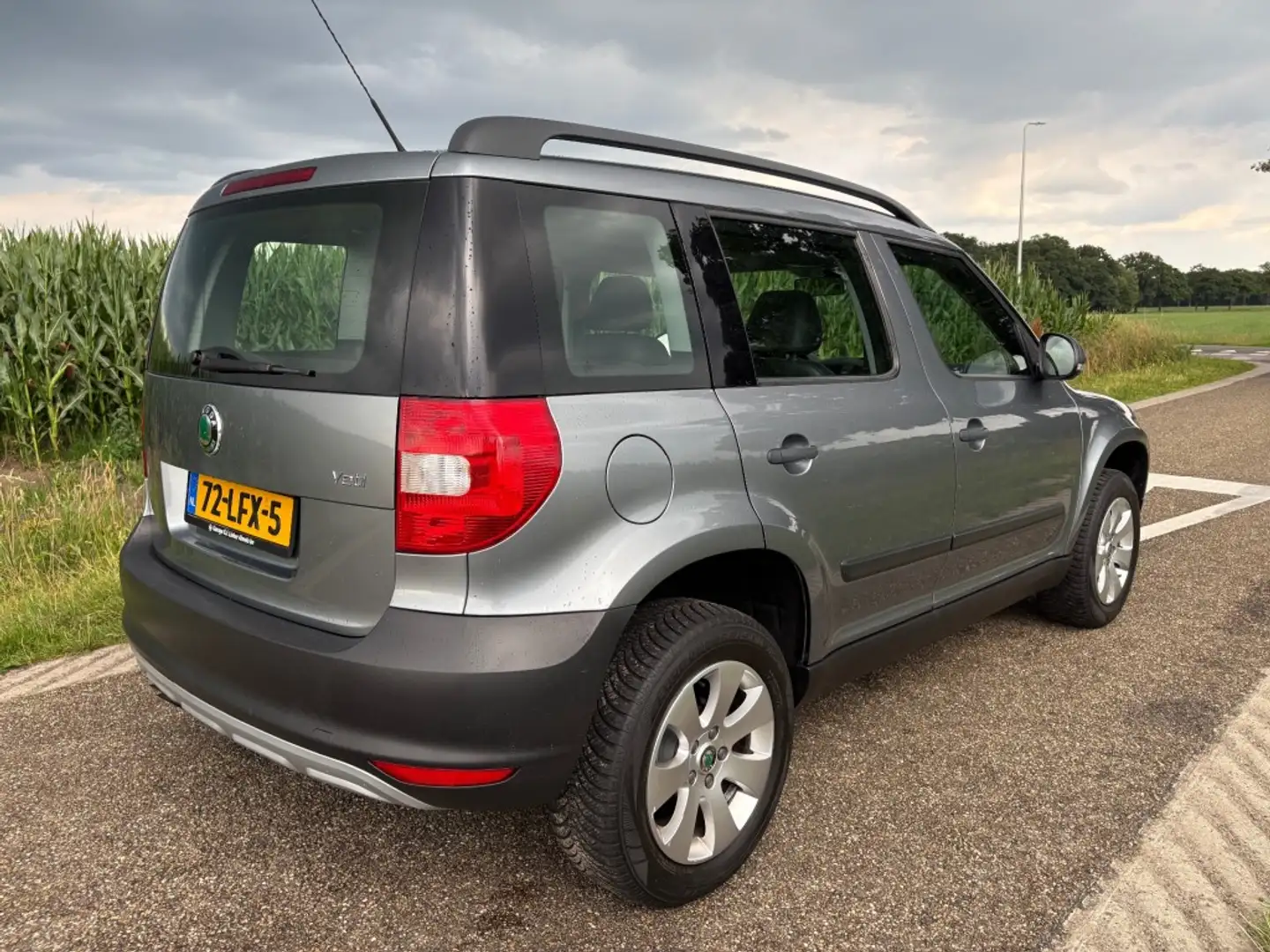 Skoda Yeti 1.2 TSI ELEGANCE / NAVI / LEER / TOPSTAAT / CRUISE Grijs - 2