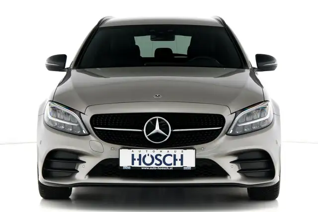 Mercedes-Benz 220 view 2
