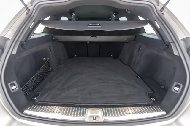 Mercedes-Benz 220 view 8