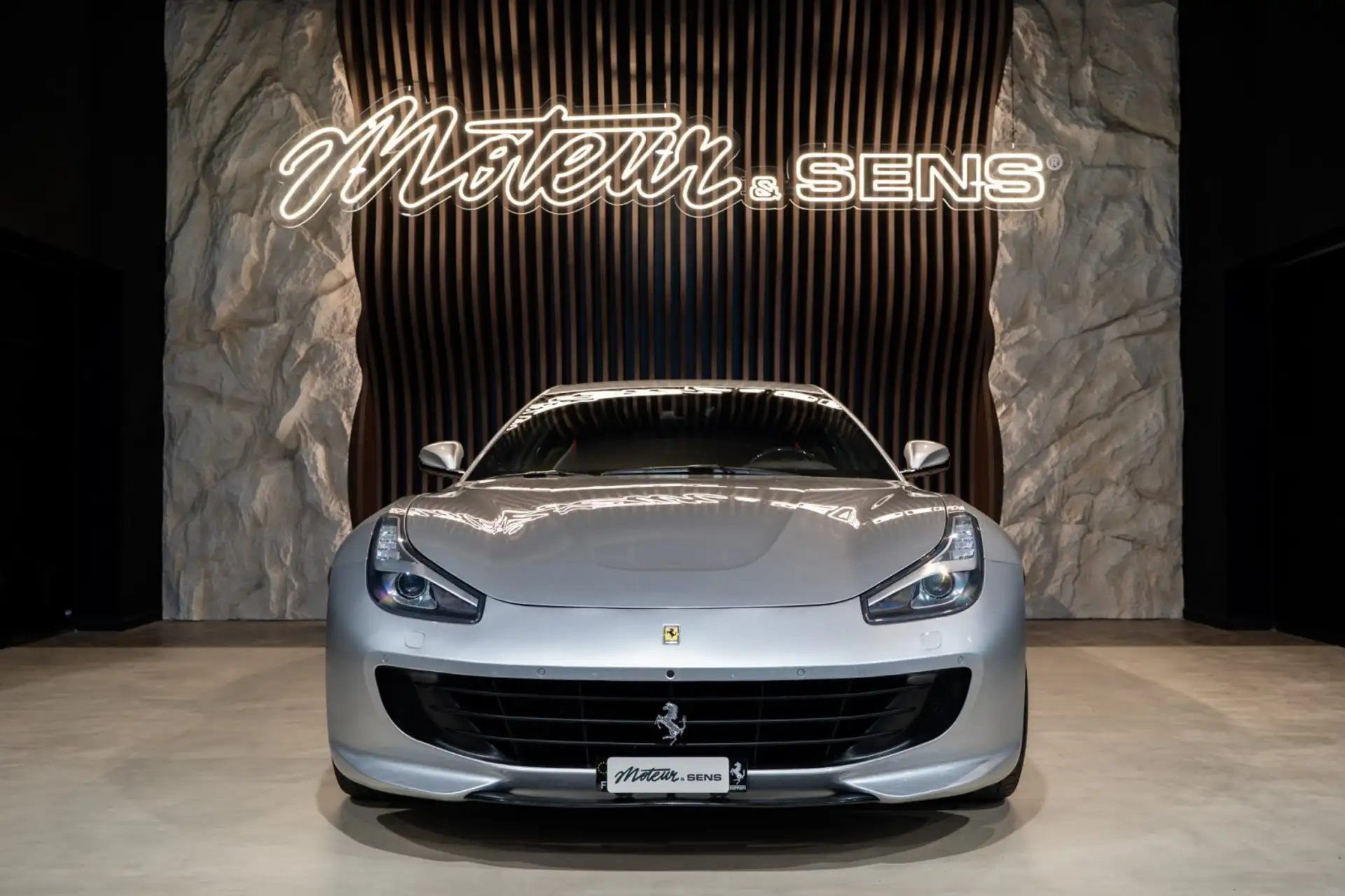 페라리 GTC4 루쏘 2017 화이트 사진 3