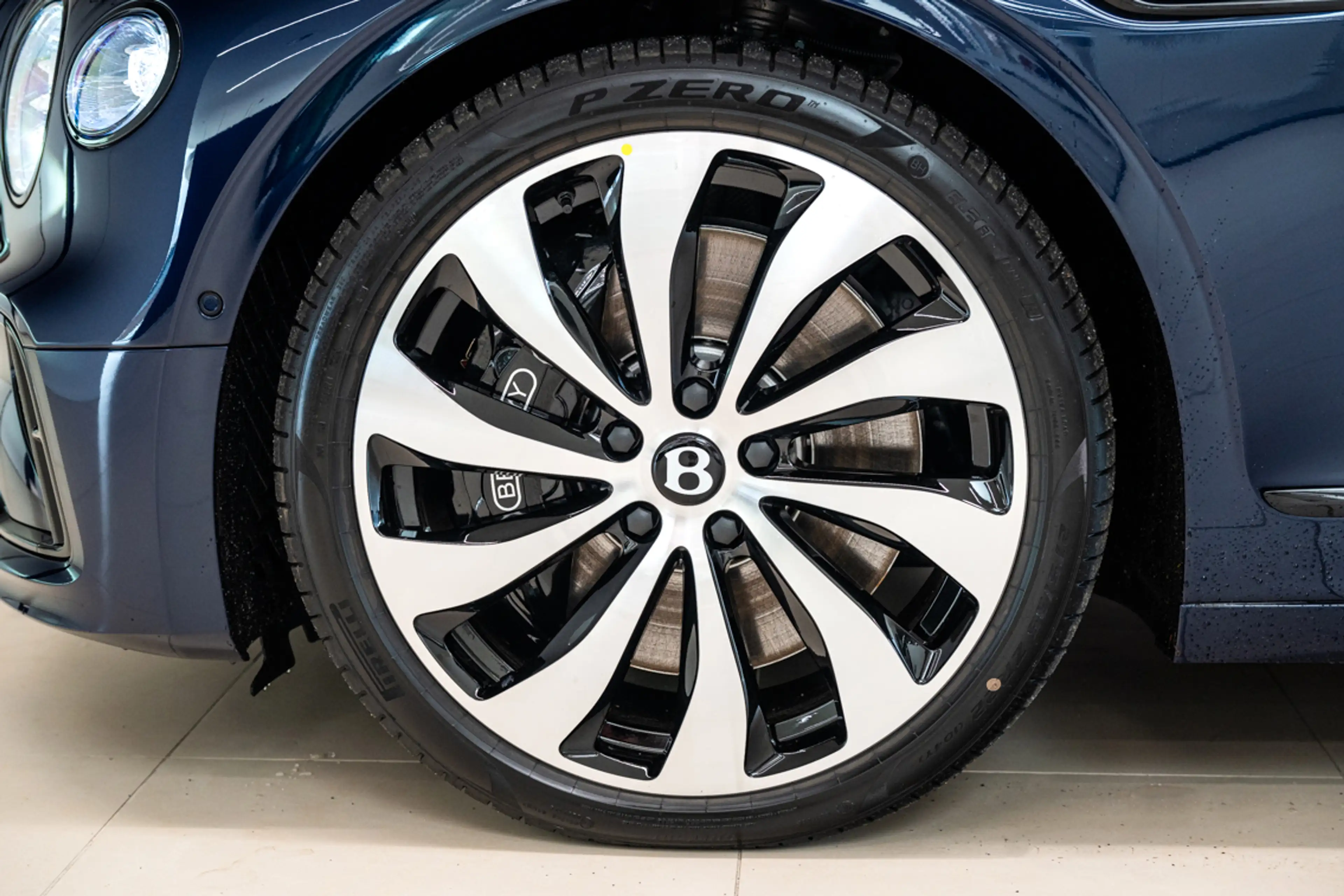 Bentley Flying Spur Flying Spur V8 Hybrid — photo 6