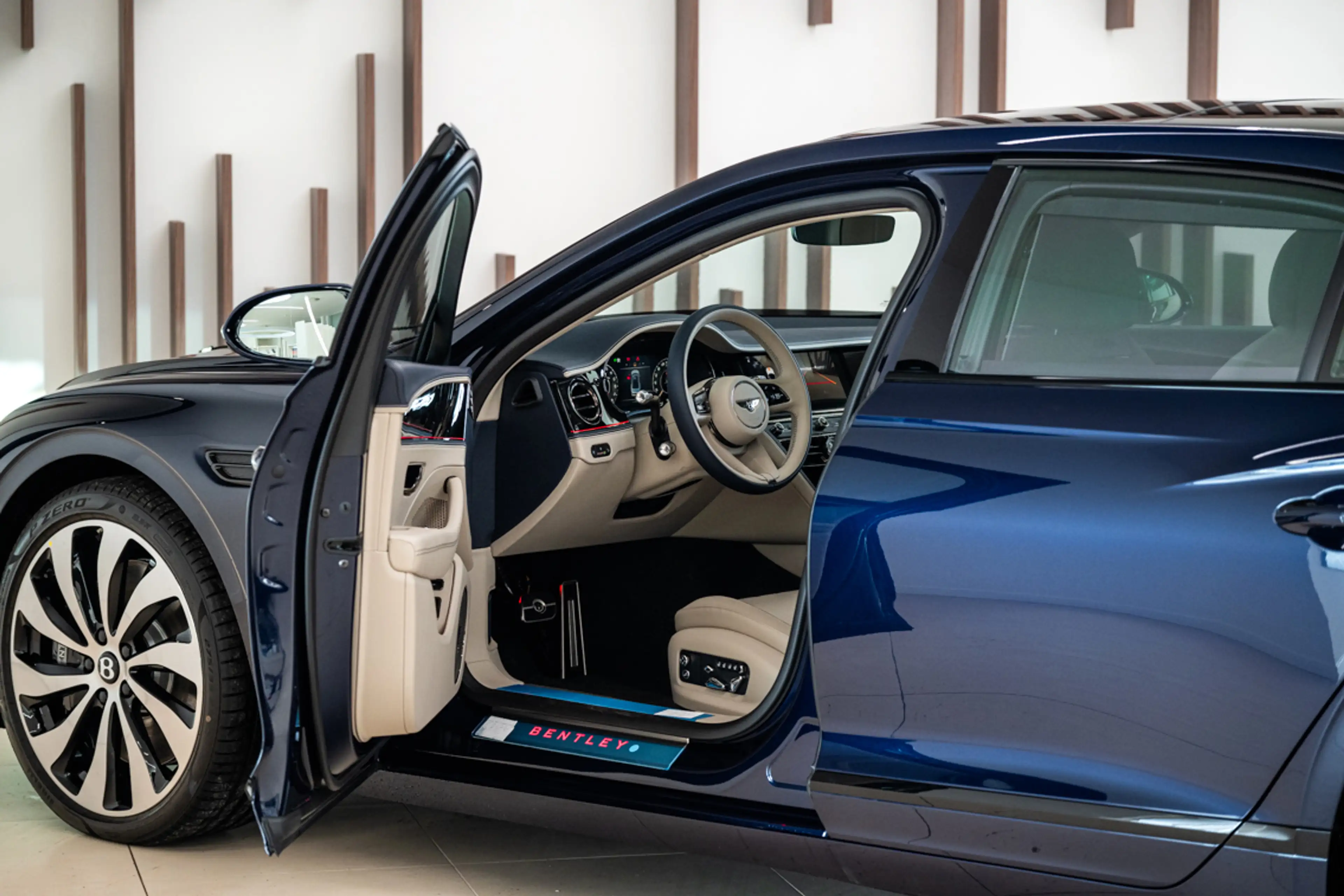 Bentley Flying Spur Flying Spur V8 Hybrid — photo 10