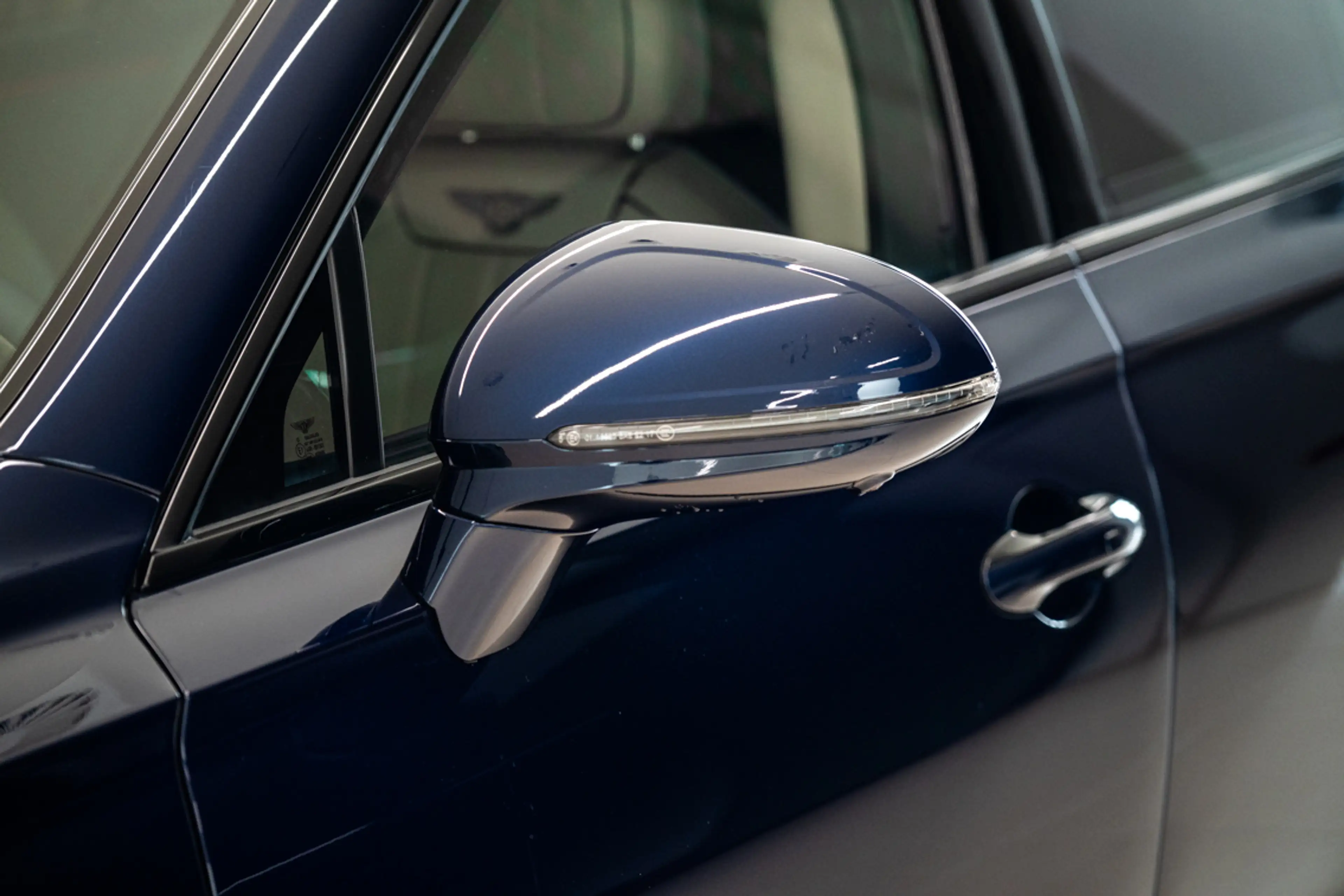 Bentley Flying Spur Flying Spur V8 Hybrid — photo 14