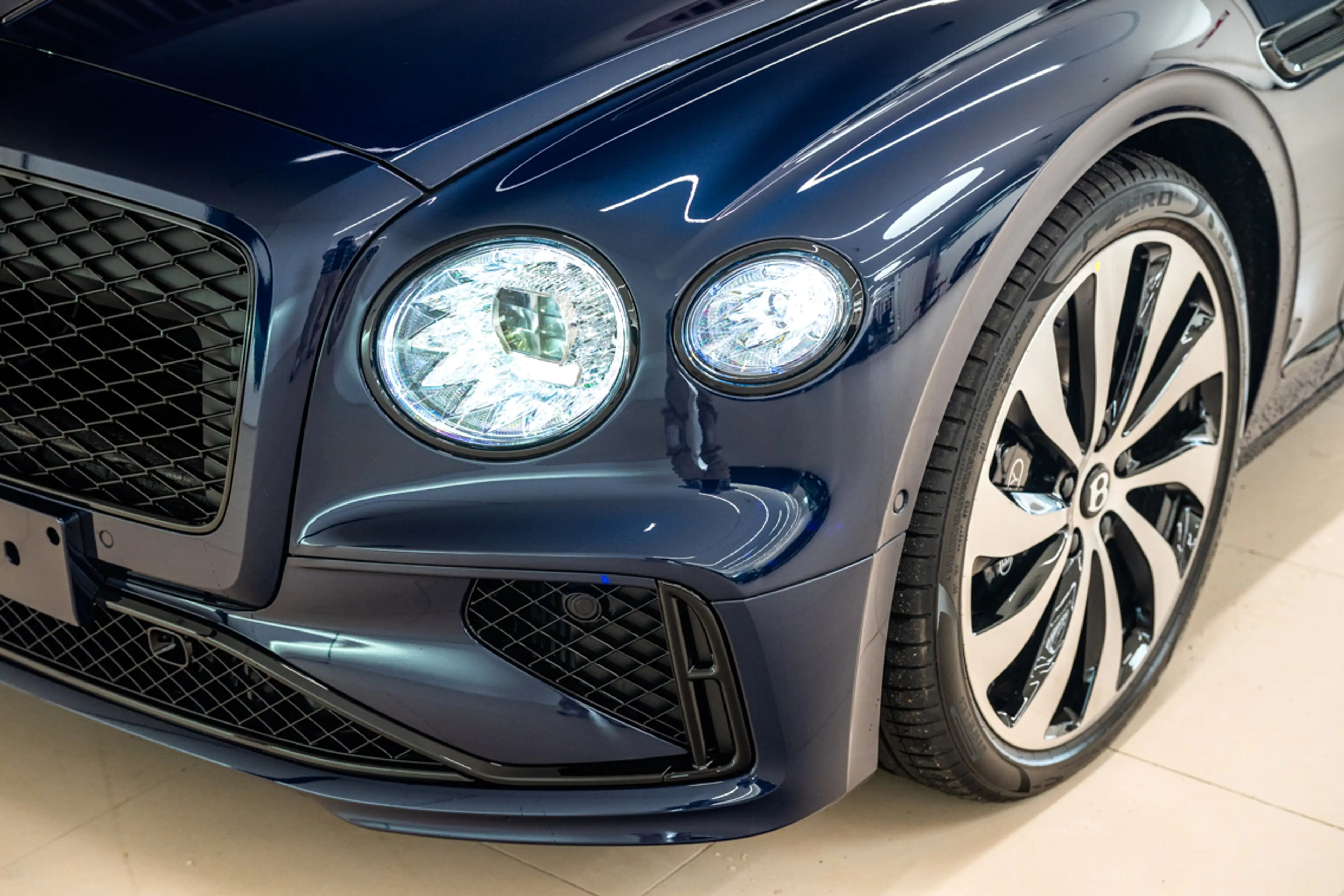 Bentley Flying Spur Flying Spur V8 Hybrid — photo 11