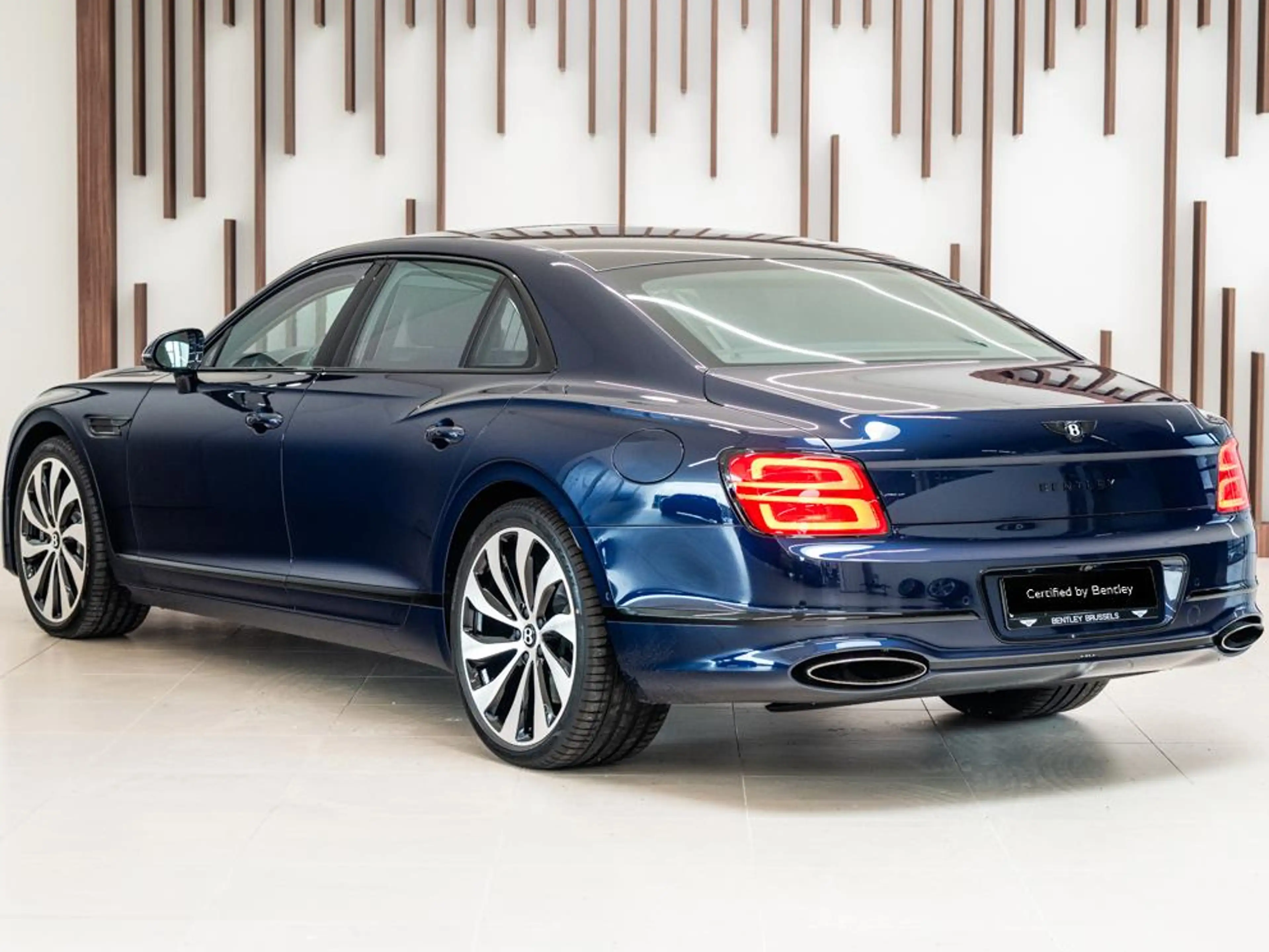 Bentley Flying Spur Flying Spur V8 Hybrid — photo 3