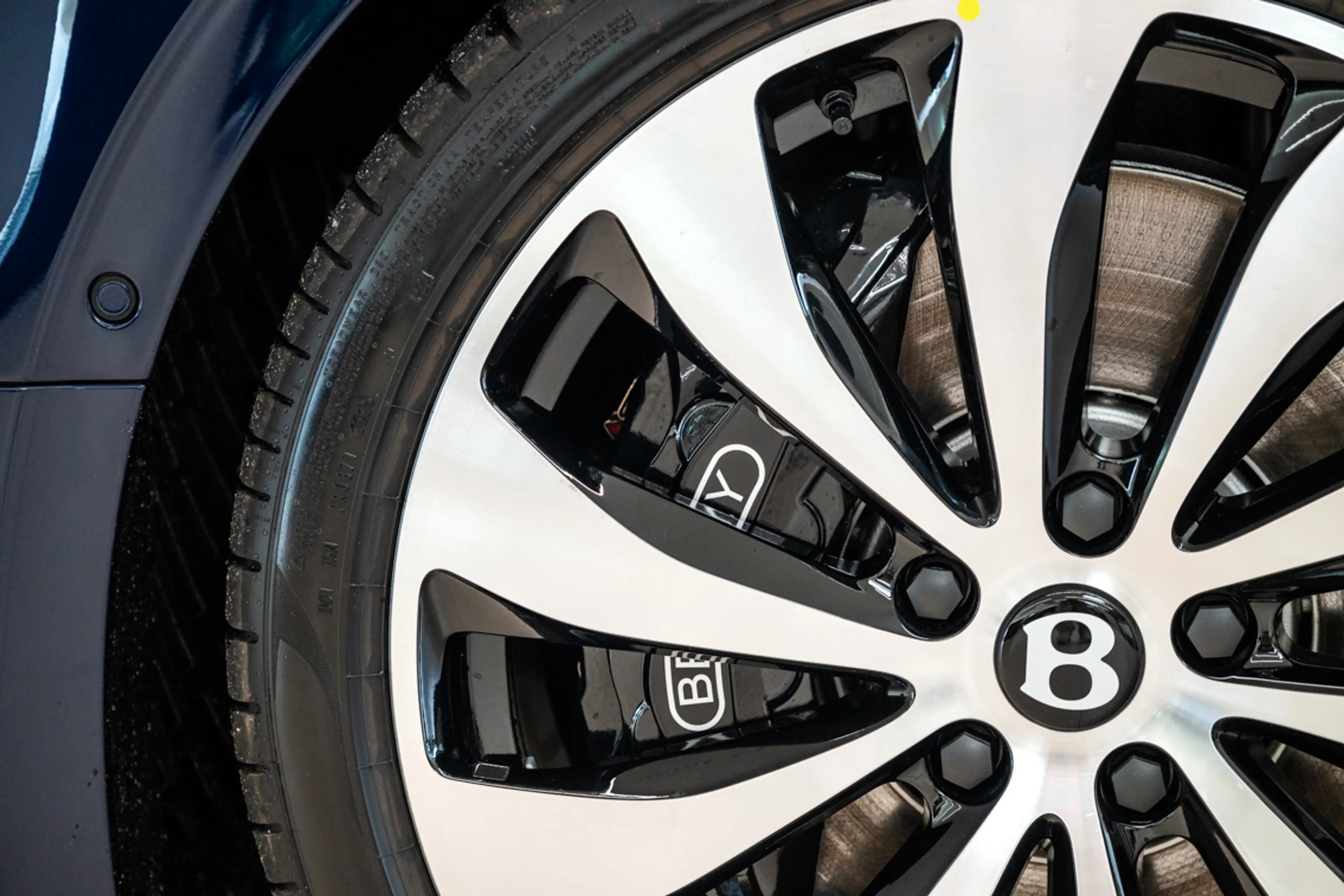 Bentley Flying Spur Flying Spur V8 Hybrid — photo 9