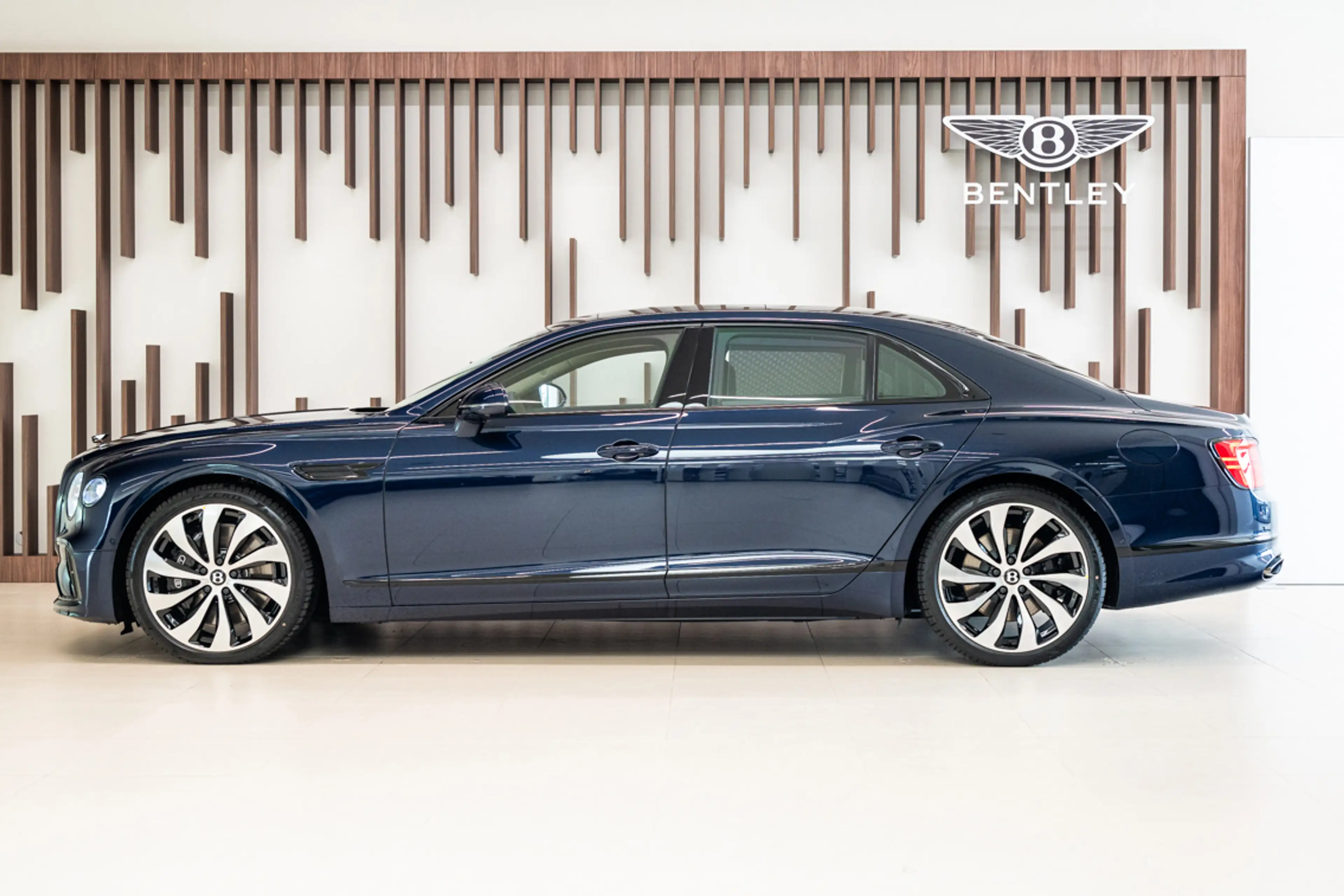 Bentley Flying Spur Flying Spur V8 Hybrid — photo 5