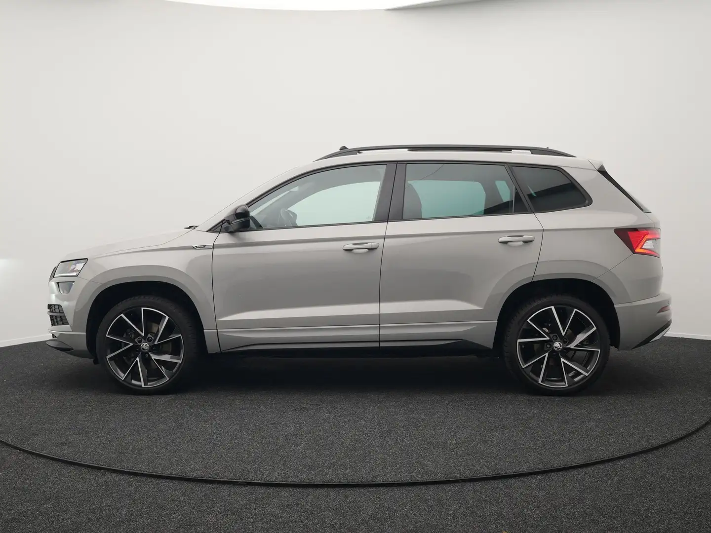 Skoda Karoq 1.5 TSI ACT Sportline 150pk DSG Dealer O.H | Panod Grijs - 2