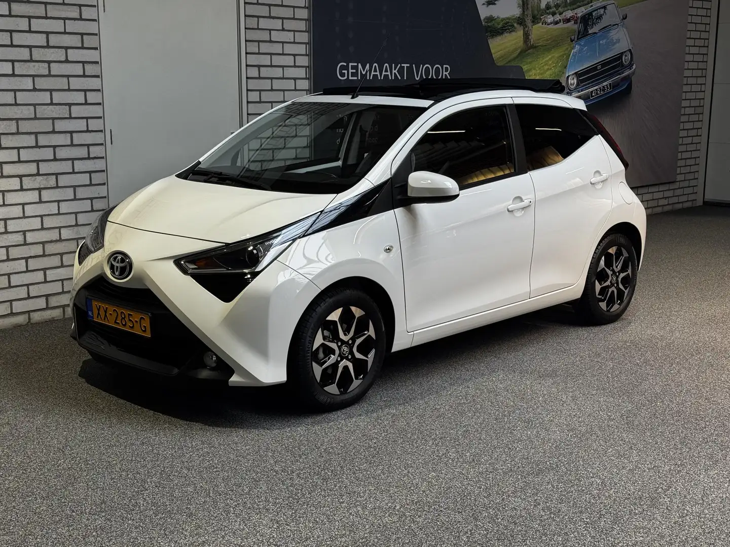 Toyota Aygo 1.0 VVT-i x-joy Wit - 2