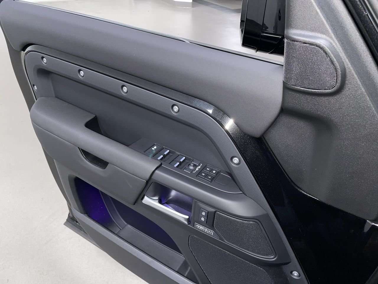 2026 Land Rover Defender 110 X-Dynamic SE Extended Black Exterior Pack | 22 thumb 21