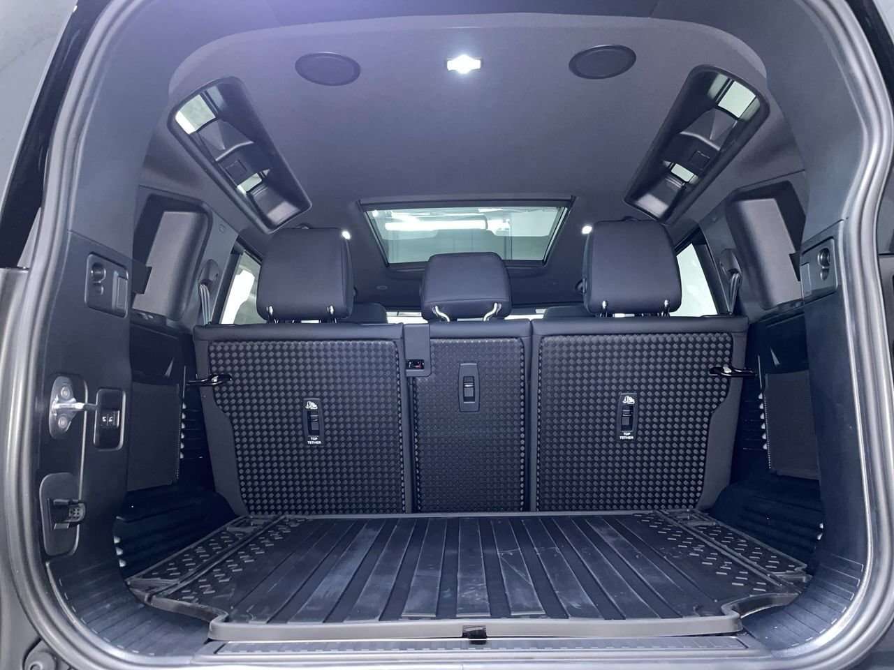 2026 Land Rover Defender 110 X-Dynamic SE Extended Black Exterior Pack | 22 thumb 32