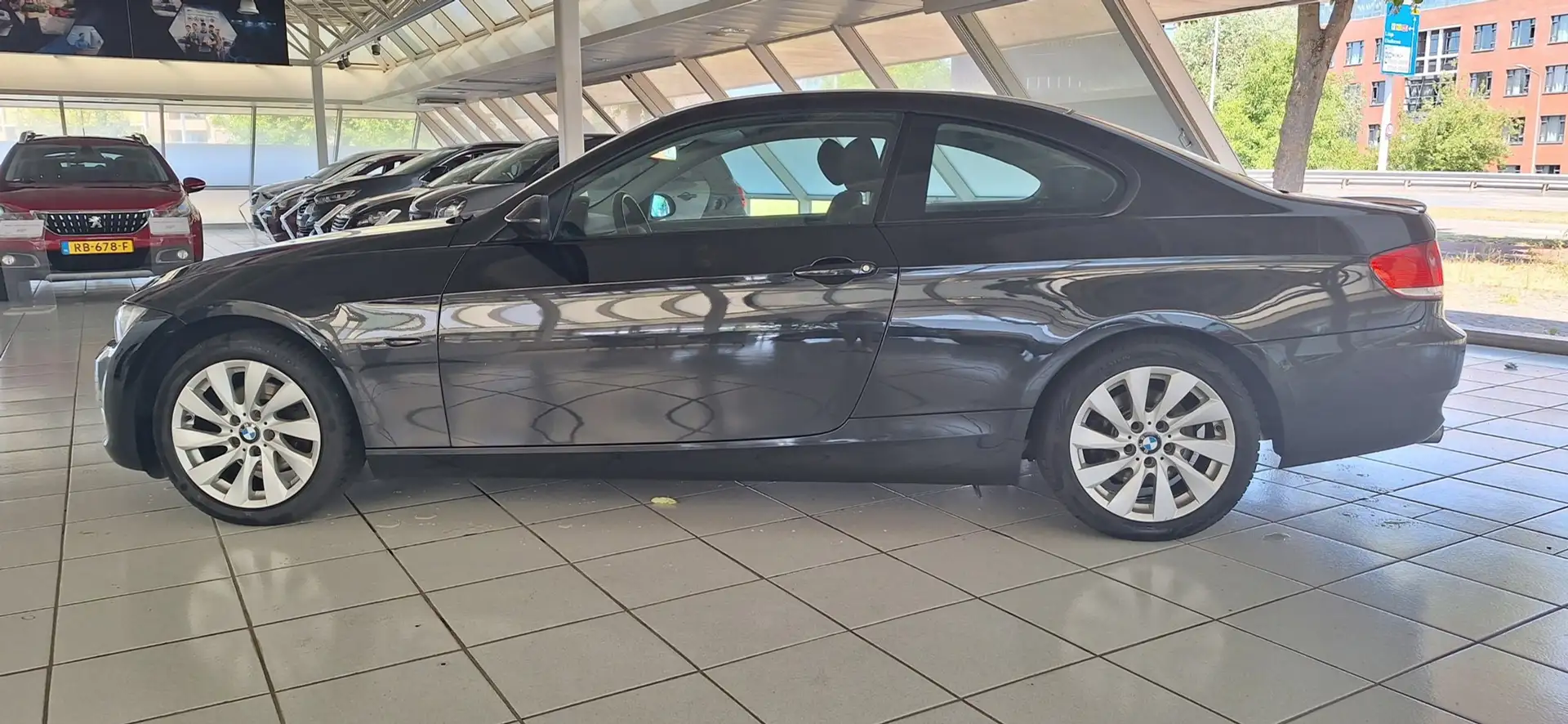 BMW 320 3-serie Coupé 320i automaat Zwart - 2