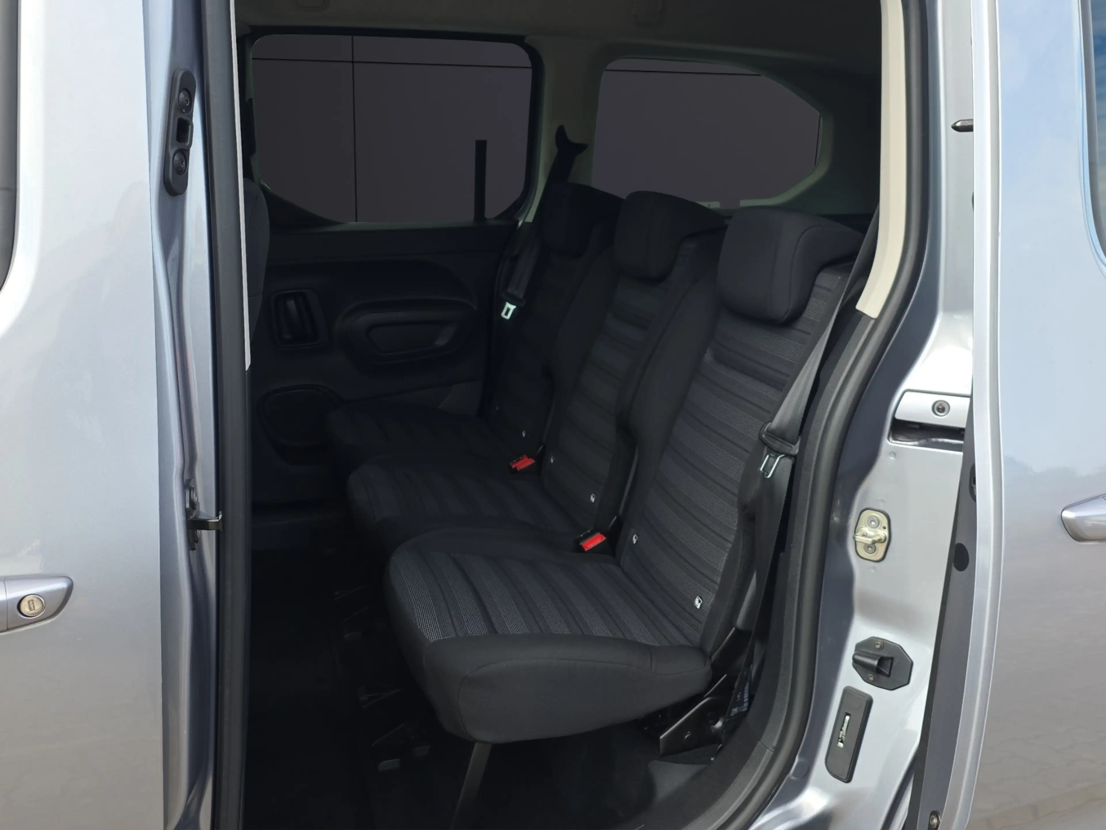 Opel Combo Life 1.5 D INNOVATION XL Navi Sitzheizung Rückfahrkamera Automatik — photo 9