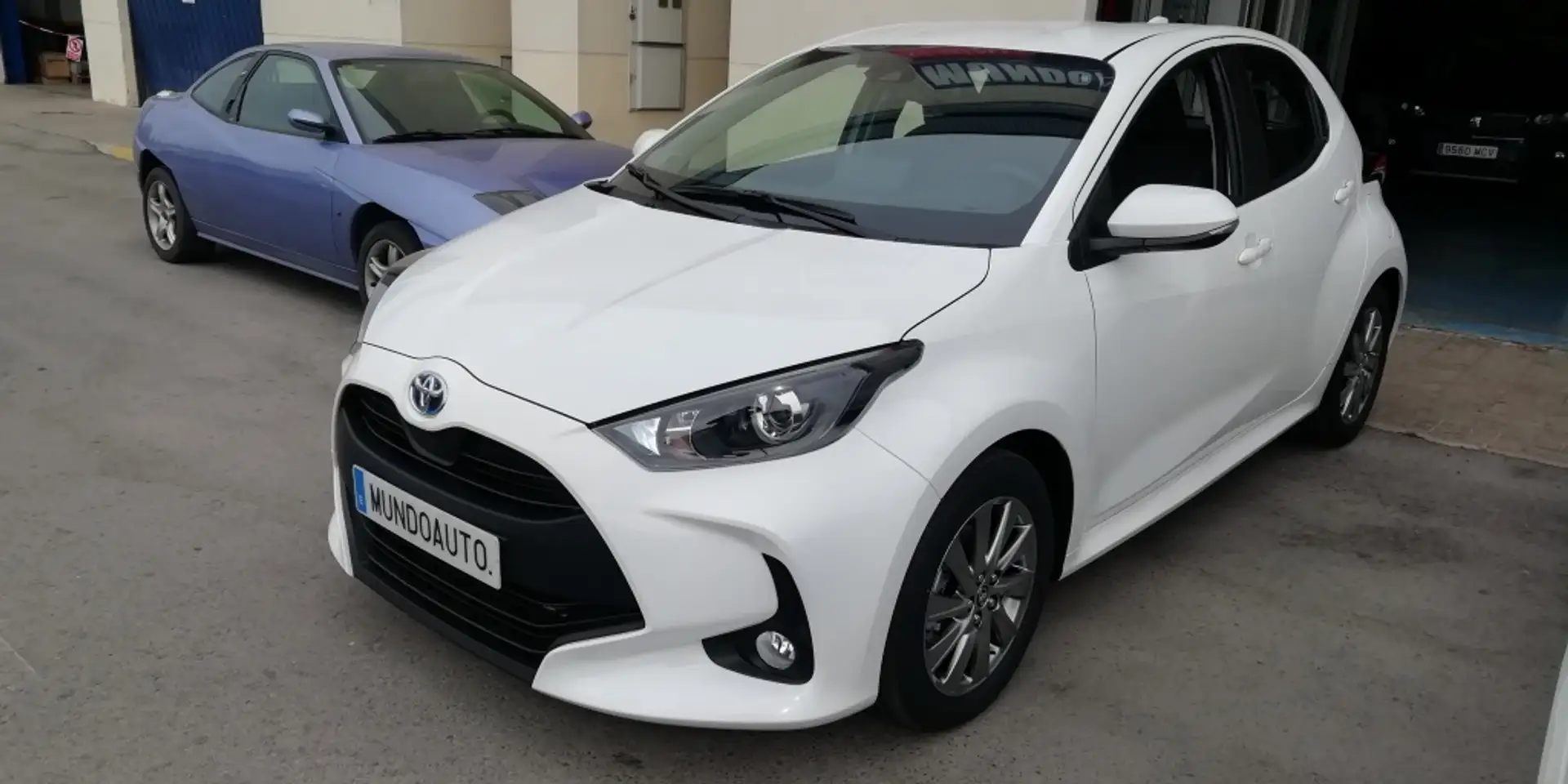 Toyota Yaris 120H 1.5 Active Tech Wit - 1